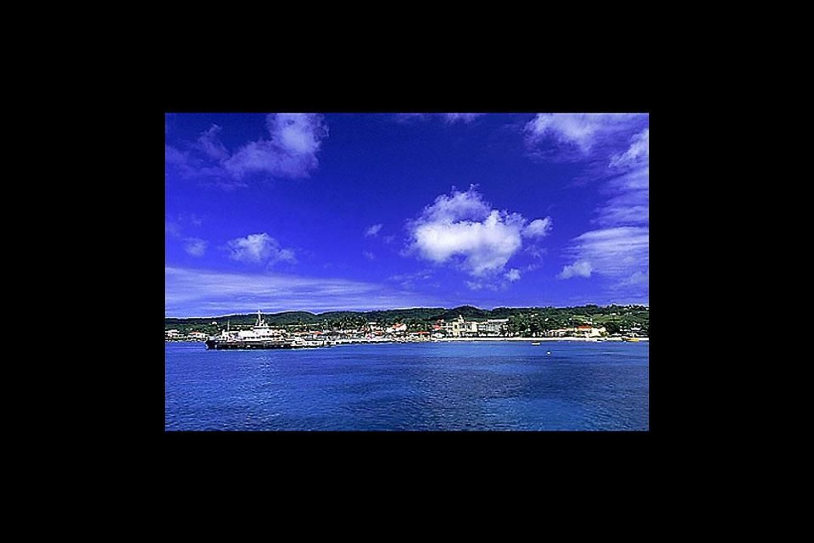 Grand-Bourg, situata nella parte sud-occidentale dell'isola, appartiene al Dipartimento della Guadalupa. Il suo porto è il più grande dell'isola.