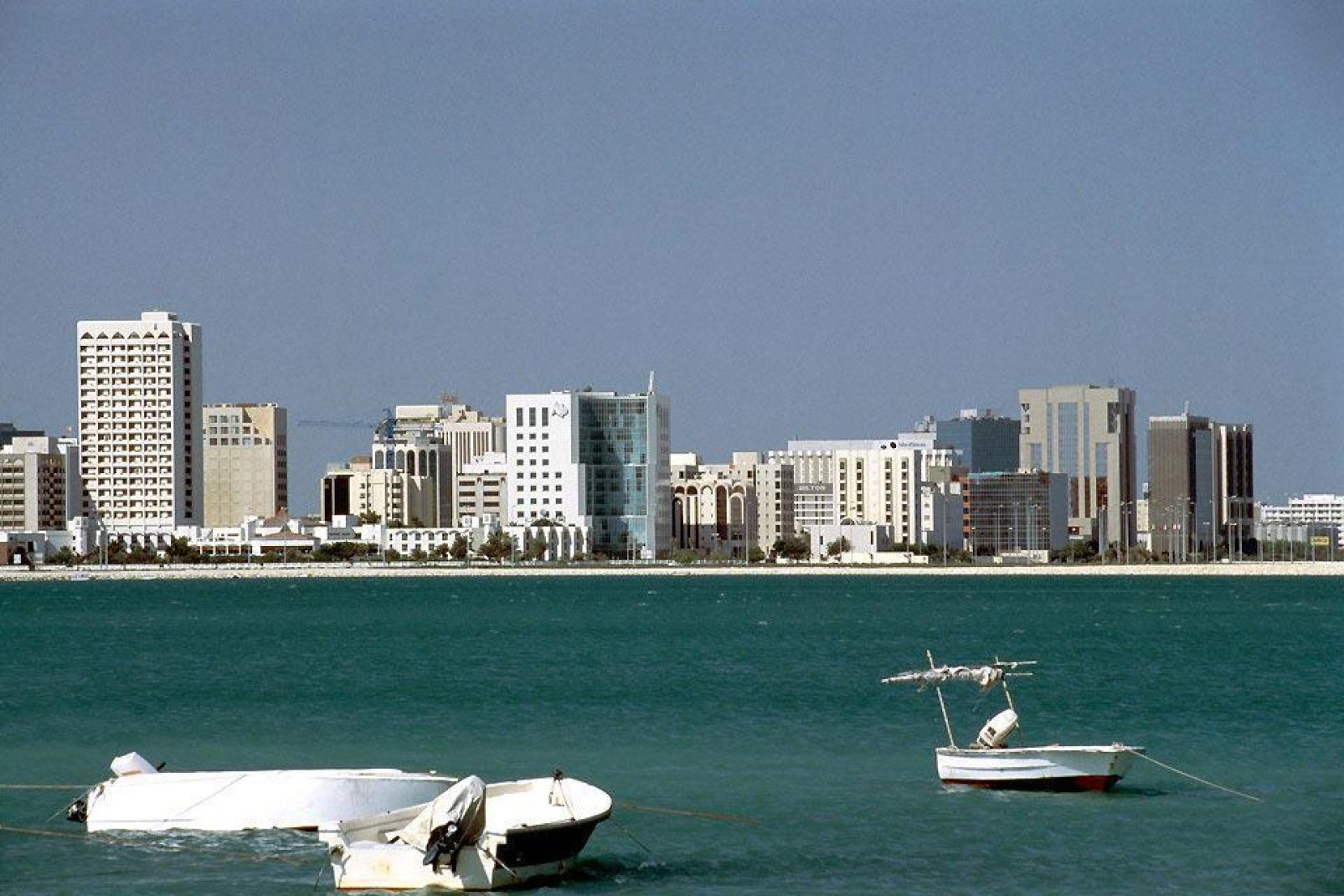 Viele Touristen kennen von Bahrain nur den bekannten Formel-1-Ring, und nur wenige wissen ber die genaue geografische Lage des Landes Bescheid. Und dennoch hat dieses kleine Knigreich (40 km lang und 15 km breit), das aus 36 Inseln im arabisch-persischen Golf besteht und ber eine 25 km lange Brcke mit Saudi-Arabien verbunden ist, sehr viel zu bieten! Bahrain ist zwar ein bekannter Wirtschaftsstandort ...