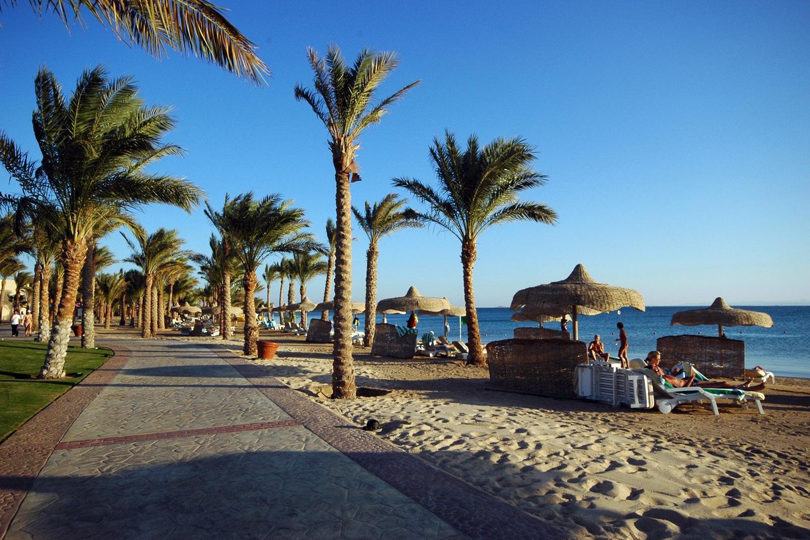 Soma Bay non è una città. Si tratta di un angolo di deserto. Un angolo di deserto che costeggia una delle più belle baie naturali del Mar Rosso egiziano, un sito eccezionale per praticare l'immersione sotto tutte le sue forme, kitesurf, windsurf, vela e la semplice balneazione. Il mare onnipresente, le montagne e l città di Safaga in lontananza, formano l'orizzonte di Soma. Popolat5a di hotel e di ...