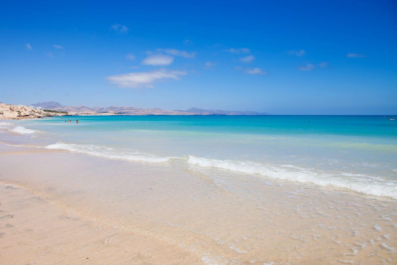 Les plages les plus agréables et impressionnantes de Fuerteventura se truvent sur la péninsule de Jandia, à l'extrême sud de l'île. Une côte plus sauvage se découvre en direction du phare isolé de Punta de Jandia, tout comme sur la partie ouest de la péninsule. Le symbole de la ville est un grand phare blanc qui domine l'océan. Jandia est réputée comme étant l'un des meilleurs spots mondial de planche ...