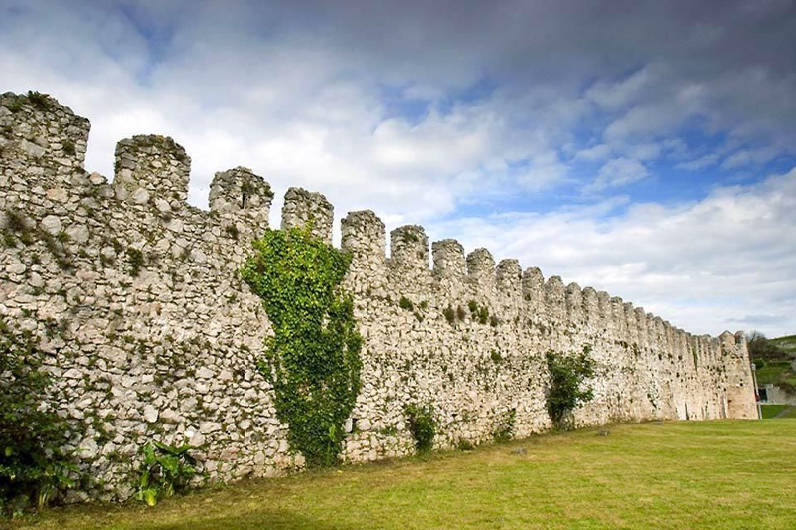 Los vestigios de las fortificaciones medievales que rodean el barrio histórico de Llanes siguen estando visibles.
