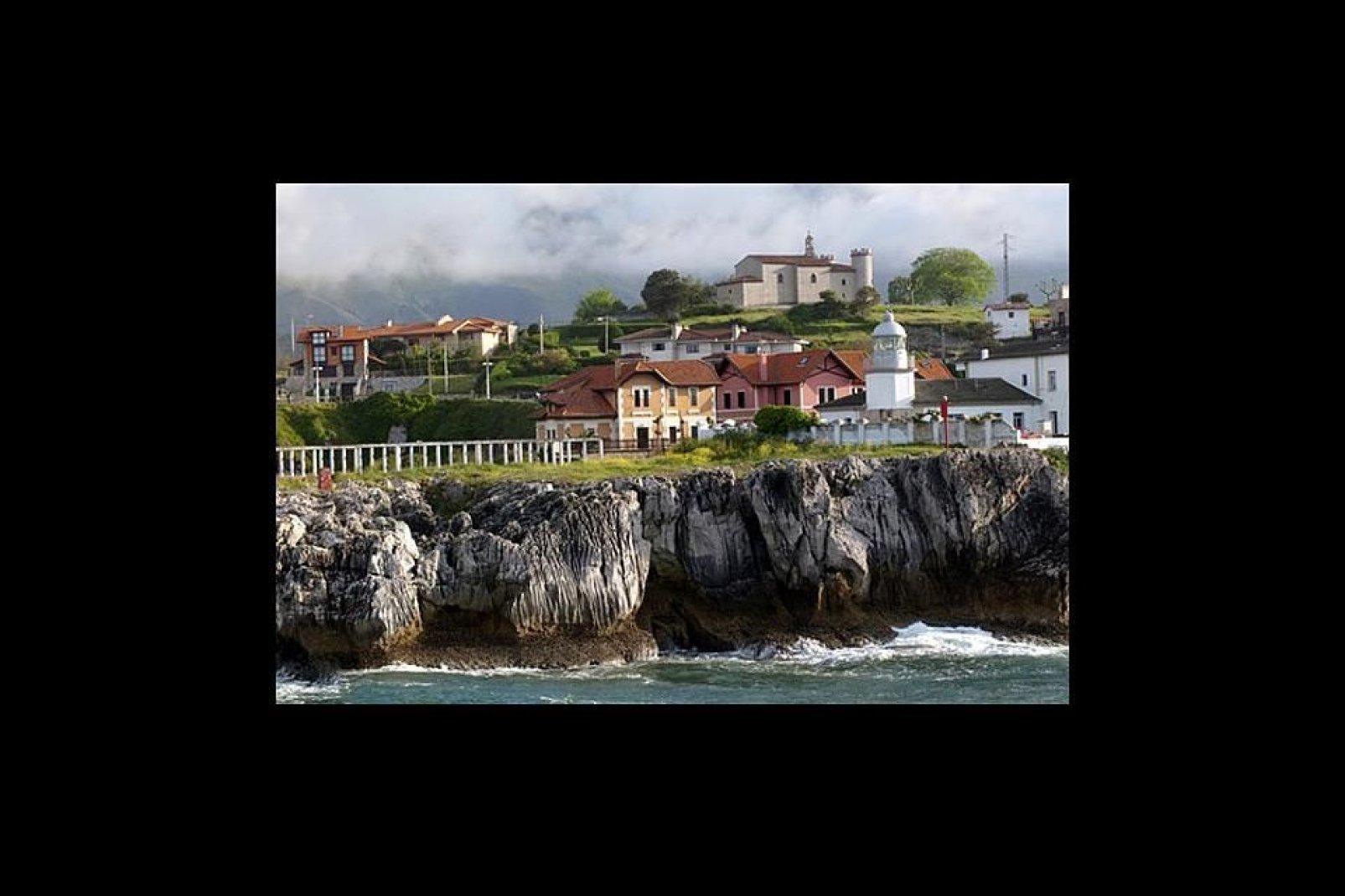 A treasured district bordering Cantabria, Llanes stands out for its paleolithic relics and its significant architectural heritage.