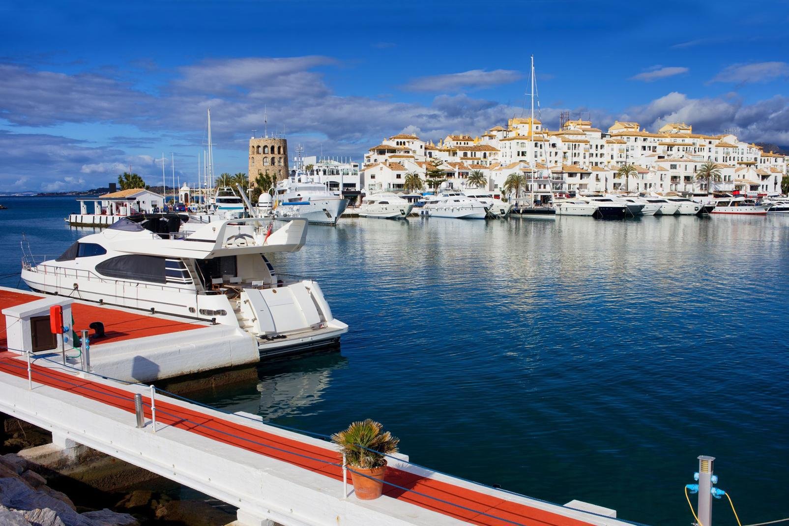  A 6 km de Marbella, Puerto Banus est un port de plaisance où se concentrent nombre de célébrités locales ainsi que presque mille voiliers et yachts, tous plus luxueux les uns que les autres. On y trouve une multitude de restaurants, de bars, d'antiquaires et de boutiques de luxe, souvent ouverts toute la nuit en saison. C'est ici que se montrent les plus fortunés, longeant ostensiblement la route ...