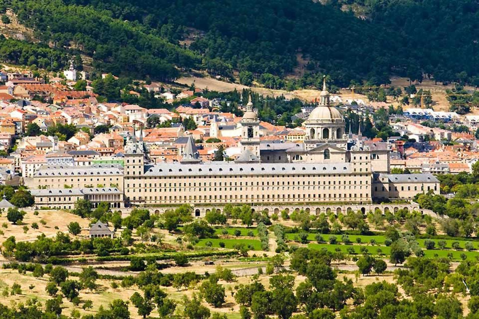 Die Brger und Aristokraten von Madrid lieen verschiedene Wohnsitze rund um das Kloster errichten, das inmitten einer Wald- und Gebirgslandschaft liegt.