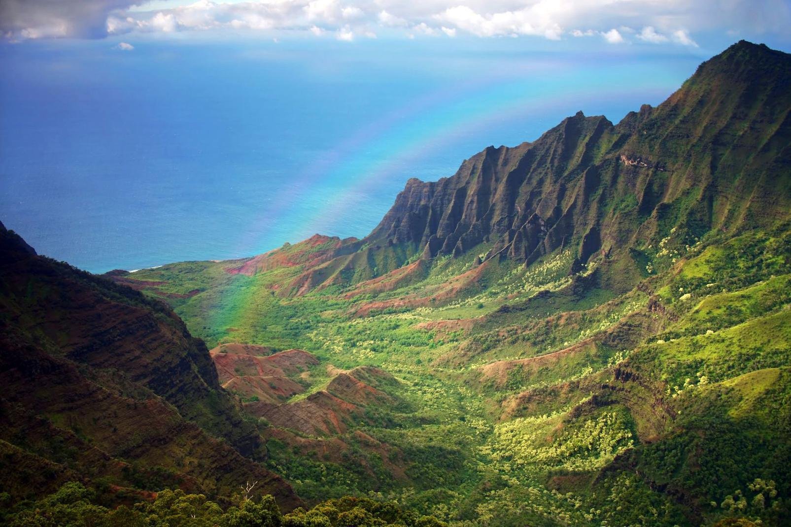 In Princeville, on the northern coast of Kauai Island, enjoy an upscale seaside resort. It hosts the island's most luxurious hotel, two superb golf courses and beaches that are great for swimming, snorkelling and surfing....