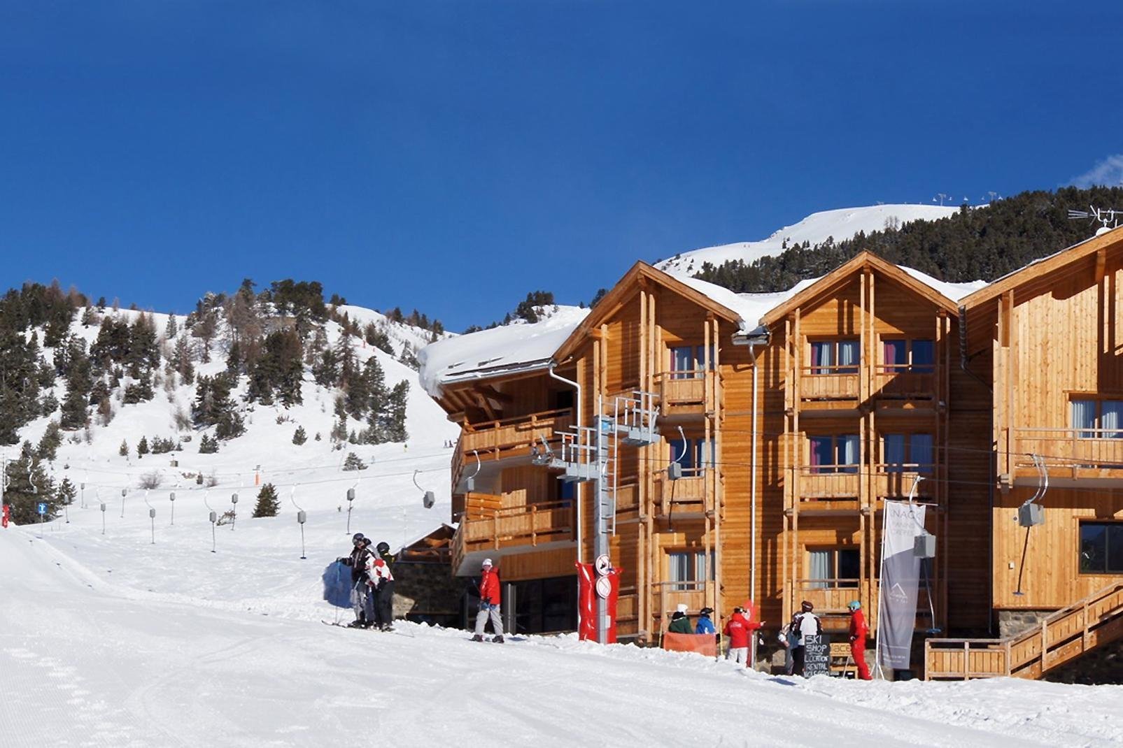 Montgenèvre ist eine kleine Skistation in den Hochalpen auf 1.860 m Höhe und eignet sich sowohl für Familien auf der Suche nach einer nicht zu großen Station, als auch für erprobte Skifahrer, die sich auf der 400 km langen Pistenlandschaft der Via Lattea (an die Montgenèvre angebunden ist) verausgaben können. Es handelt sich im Übrigen um die einzige französische Station, die 2006 zu den offiziellen ...