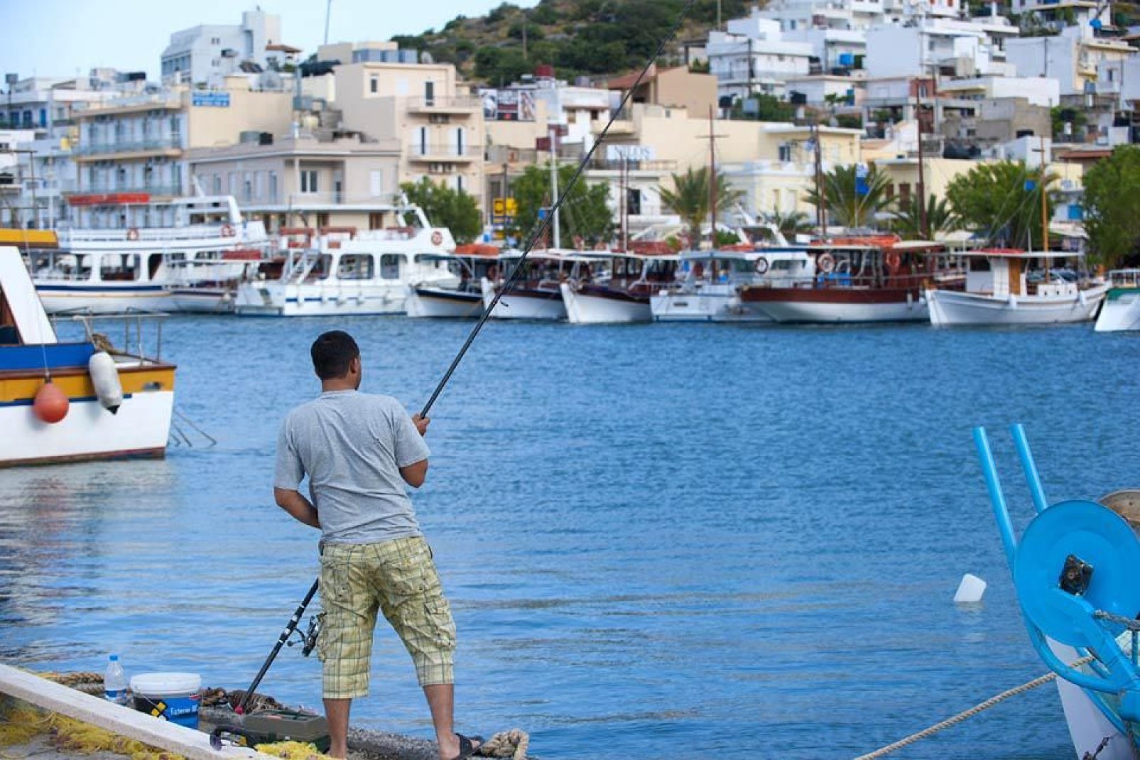 El pueblecito ha conservado su actividad tradicional y sus barcos de pesca de color en el puerto.
