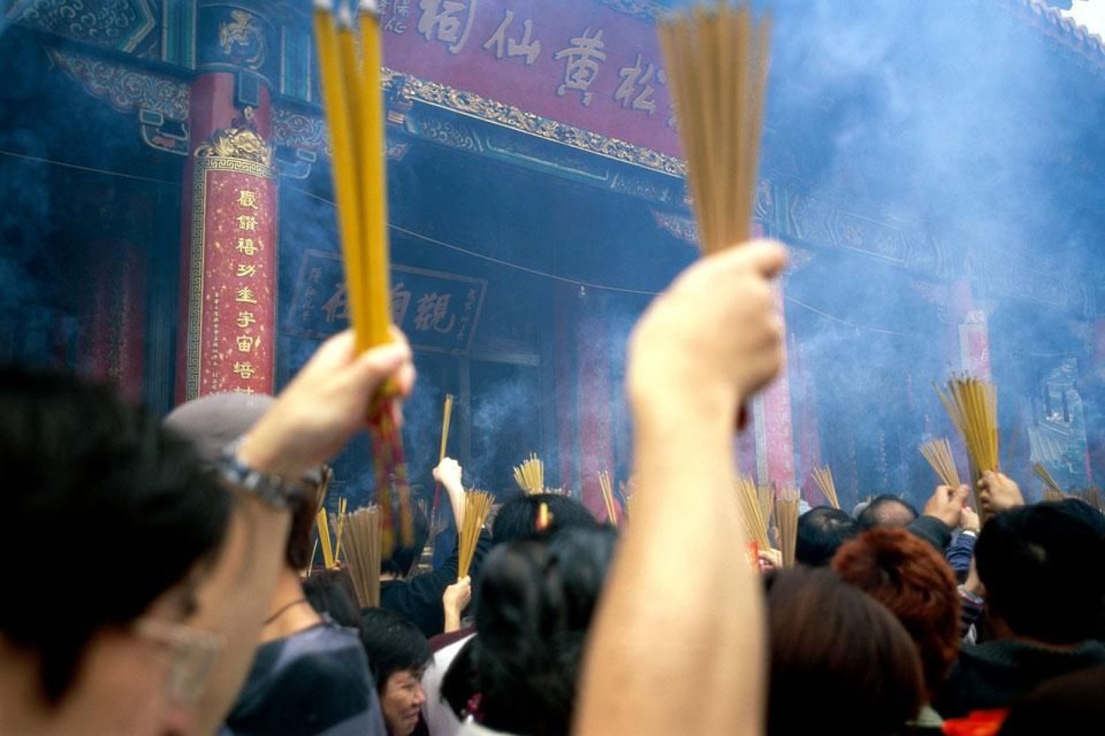 Questa cerimonia religiosa si svolge nel tempio di Wong Tai Sin, sulla penisola di Kowloon.