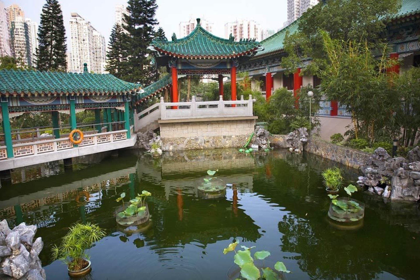 Questo tempio taoista molto popolare ospita numerosi visitatori in parte perché pare possa esaudire i desideri.