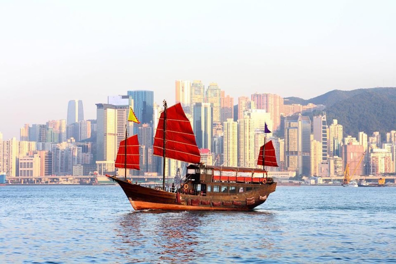 Questa imbarcazione tradizionale cinese naviga nei mari della penisola di Kowloon.