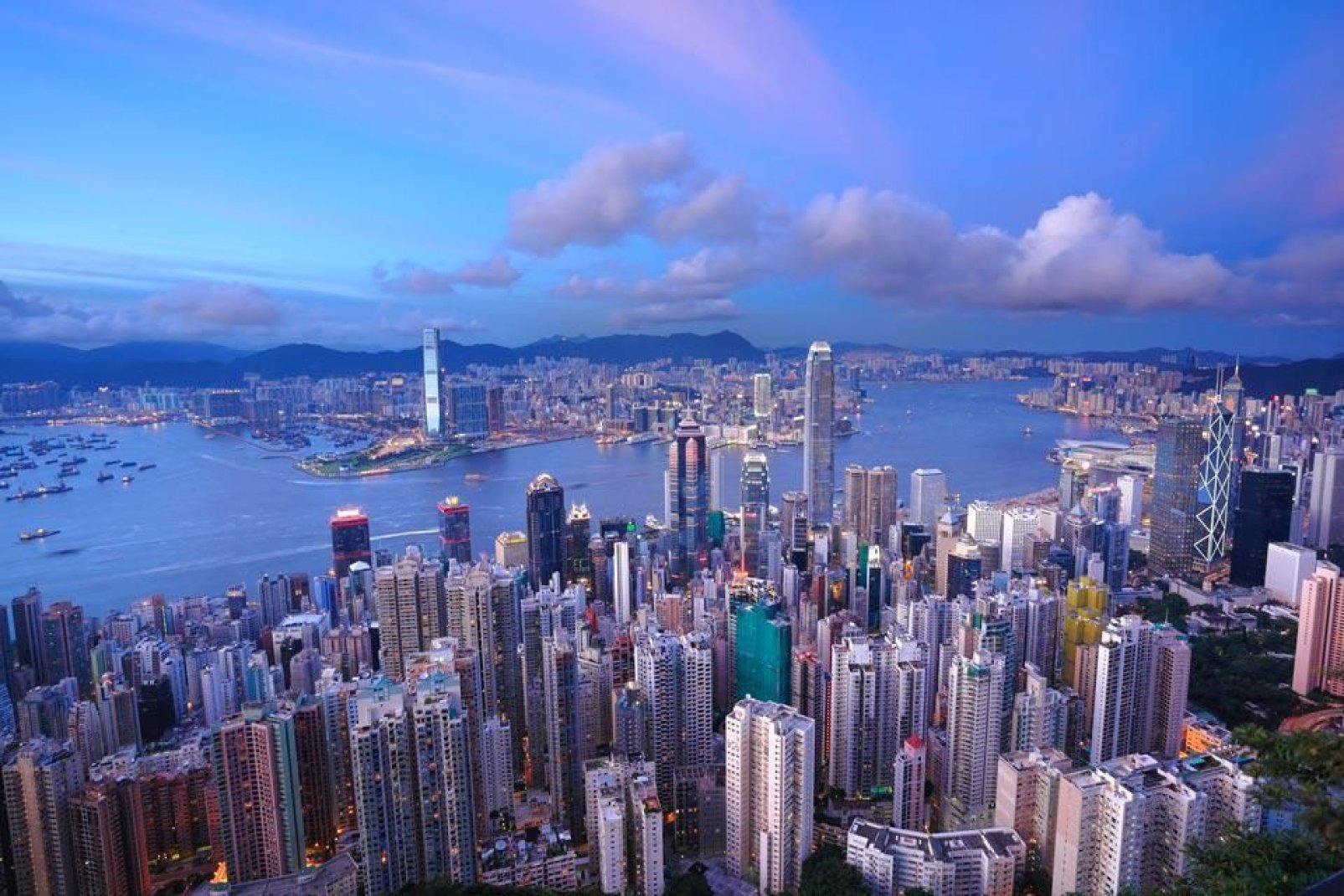 Corresponde a la zona urbana de Hong Kong; densamente poblada, ofrece a los visitantes numerosas atracciones culturales y de ocio.