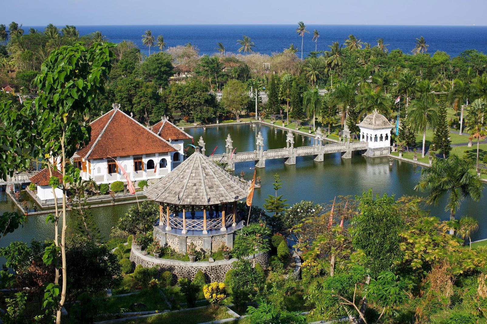 A l'est de Bali, Candi Dasa cultive son calme loin de l'agitation des plages de Kuta ou de l'affluence d'Ubud. Contrairement à ces deux spots incontournables du tourisme sur l'île des Dieux, Candi Dasa n'en a pas la personnalité ni les charmes. A moins que vous ne veniez en séjour profiter des infrastructures de votre hôtel installé sur le bord de mer ou des quelques plages de sable, vous n'aurez pas ...