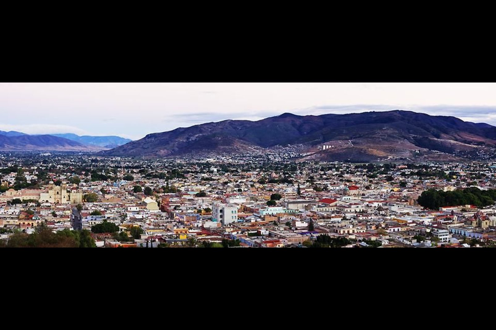 Oaxaca sorge ad un altitudine di 1550 metri ed è collocata nella valle Oaxaca nella Sierra Madre del Sud.