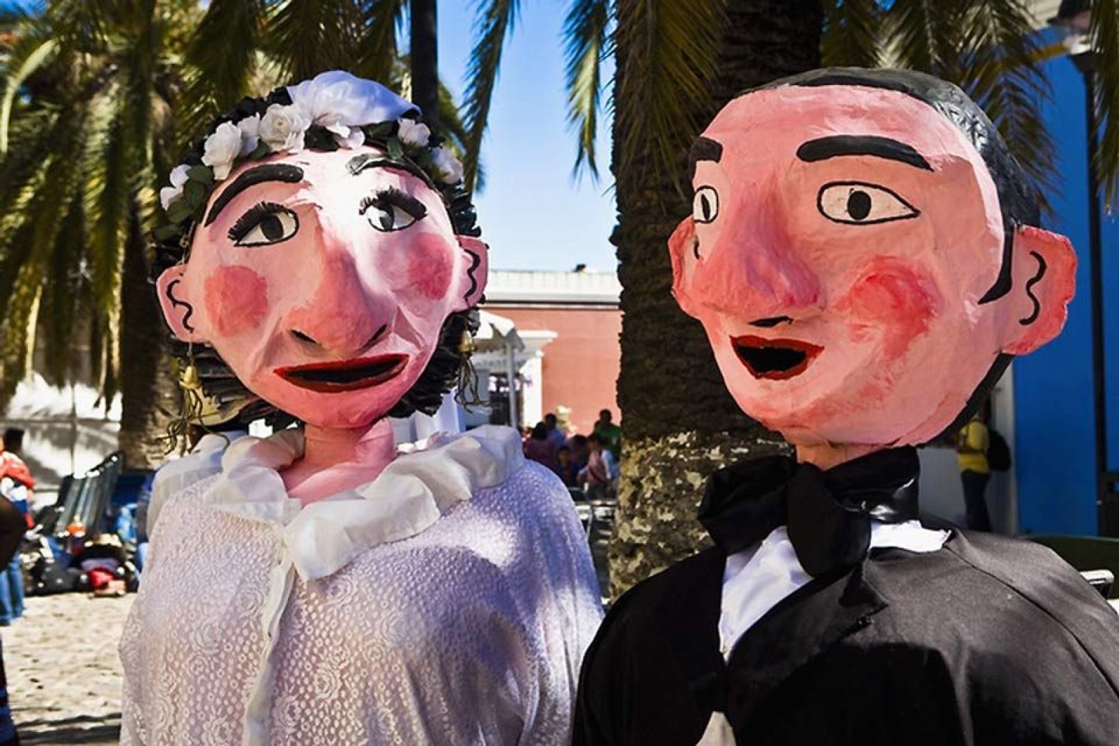 Des marionnettes se sont mariées à Oaxaca.