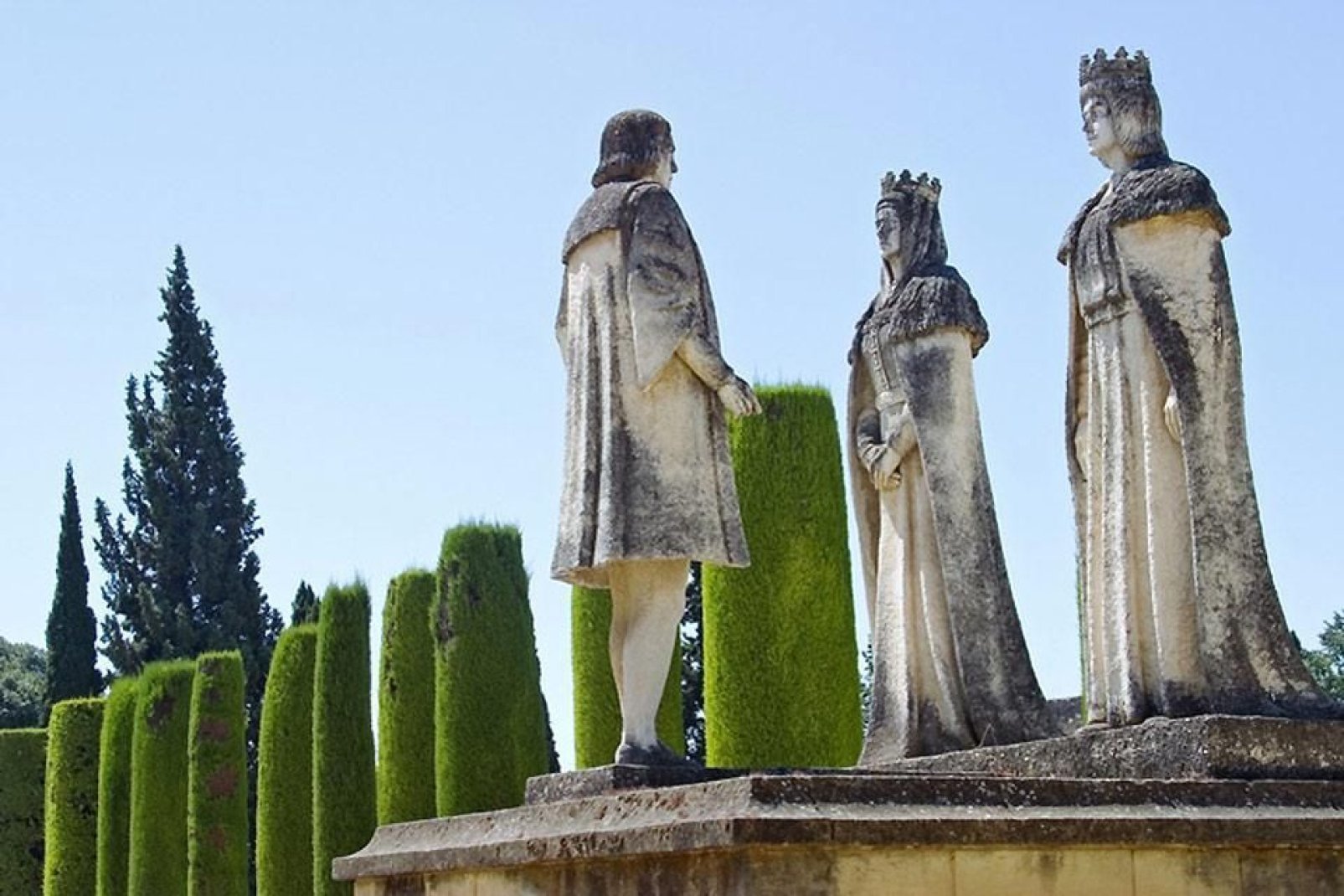 Sculture dei Re Cattolici e Cristoforo Colombo nei giardini dell'Alcazar di Cordova.