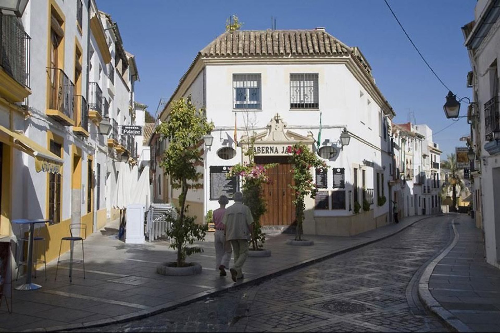 Durch Córdoba führen zahlreiche hübsche Straßen, die von weißen und gelb gestrichenen Häusern gesäumt sind.