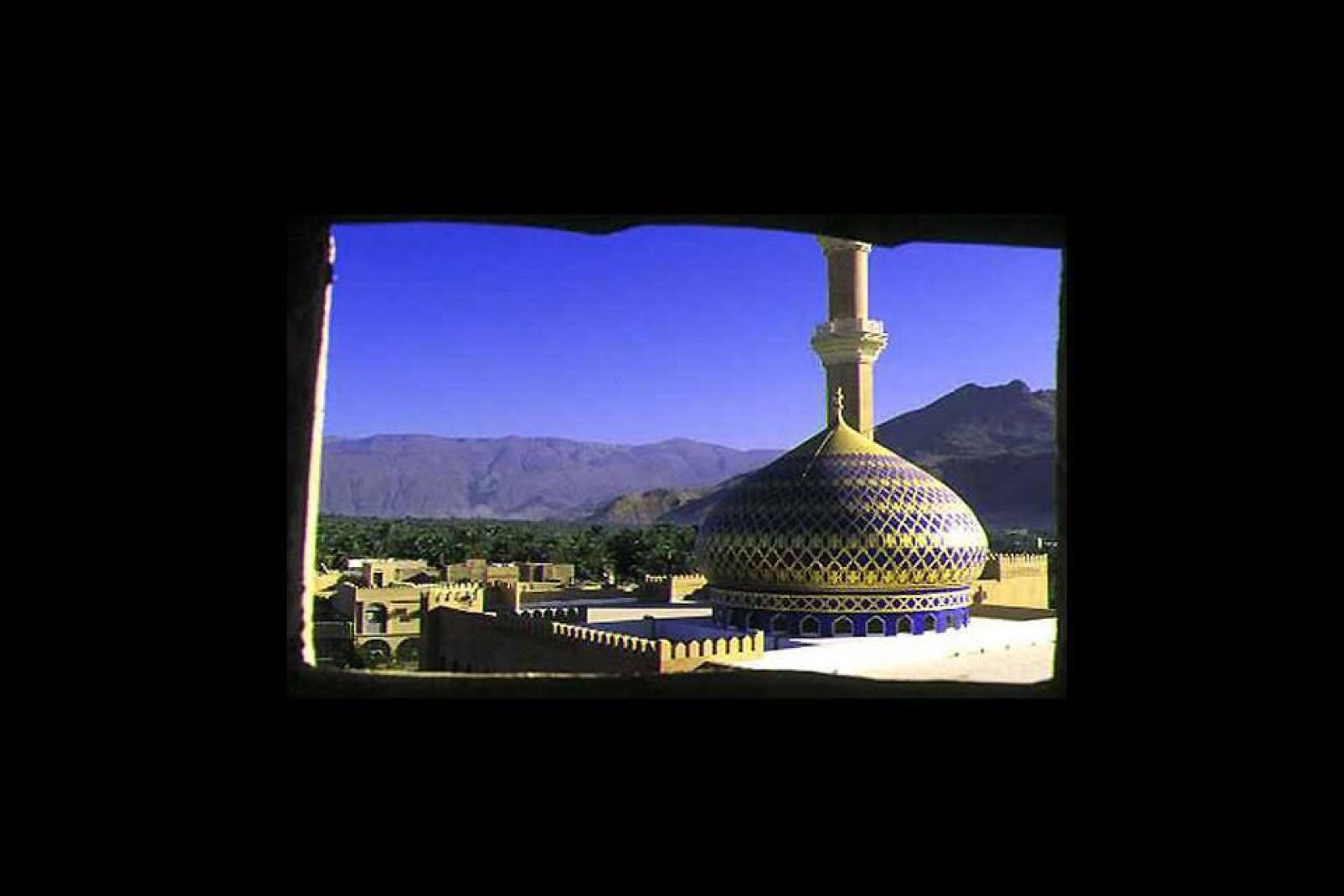 Du chemin de ronde du fort, la vue s'étend sur la région et les palmeraies, avec au premier plan, la coupole bleue de la mosquée.