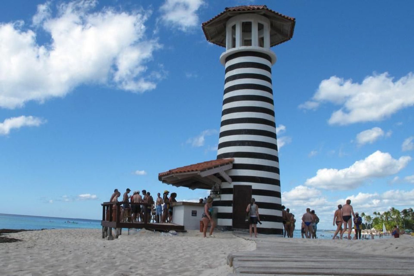 Der Leuchtturm befindet sich am Strand des Hotels Iberostar Hacienda Dominicus.