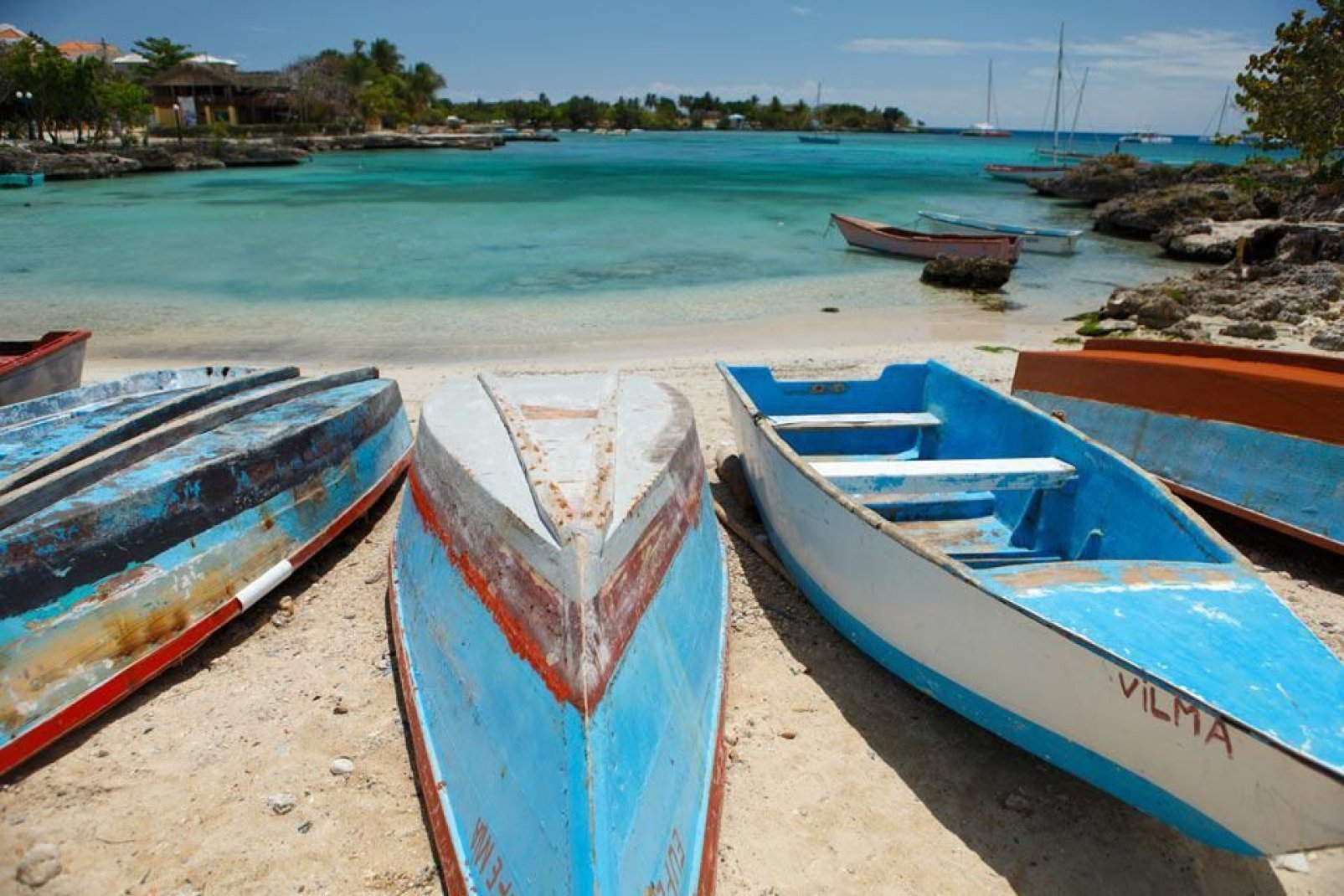 Fiancheggiata da palme, la spiaggia principale del piccolo villaggio di pescatori Bayahibe, una cintura di sabbia che si estende per oltre 2 chilometri, è una meraviglia.