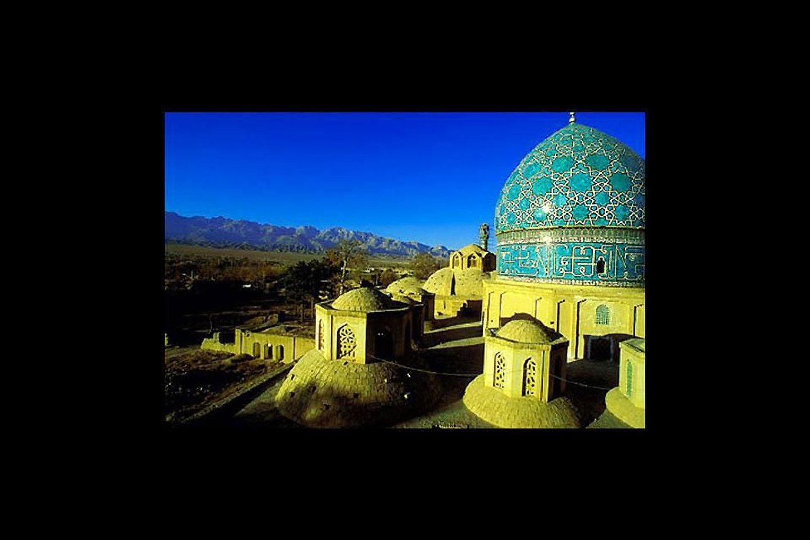Mashhad est le plus important centre de pèlerinage de l'Iran : on y trouve le sanctuaire de l'Imam Reza, l'une des merveilles de l'architecture islamique.