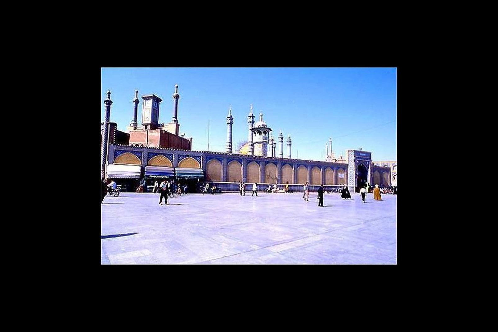 Qom est l'une des principales destinations de pèlerinage en Iran ; c'est ici que se trouve la tombe de Fatimah, sœur de l'imam Reza. Les édifices religieux qui s'y trouvent sont d'une beauté raffinée.