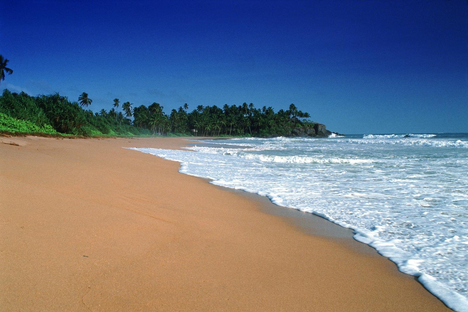 Hat man die Vororte Colombos erst einmal hinter sich gelassen und fährt an der Westküste Sri Lankas Richtung Süden wird die Landschaft nach und nach immer reizvoller.

Bentota ist seit einigen Jahren zu einem bei Touristen sehr beliebten Badeort geworden. Er verdankt diesen Ruf feinen Sandstränden, die von Kokospalmen gesäumt werden. Man kommt in diese Gegend, um sich zu erholen und das Meer zu genießen.Aber ...