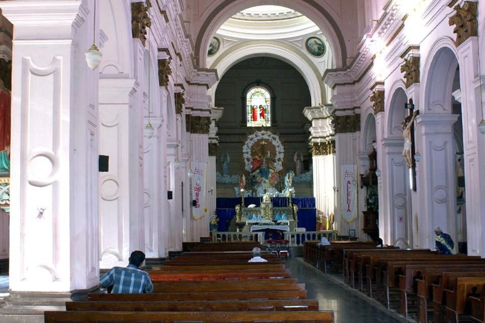 Die Architektur der Kirche San Sebastian ist zwar ausgesprochen modern, hier versammeln sich allerdings zu den Messfeiern regelmig zahlreiche Glubige. 
