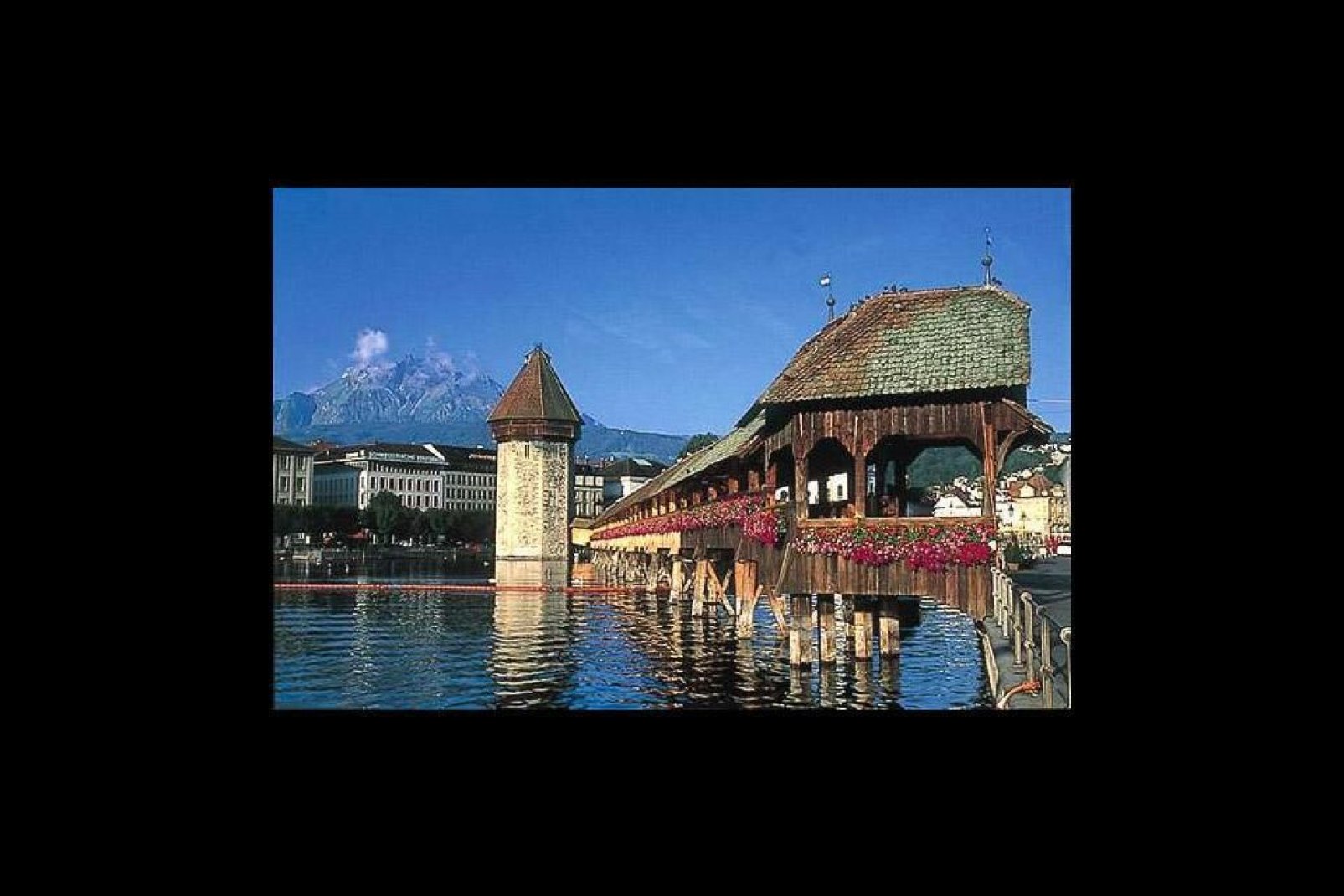 El puente de Lucerna es la principal atracción de la ciudad. Junto con el Monte Cervino, es el elemento más fotografiado de Suiza.