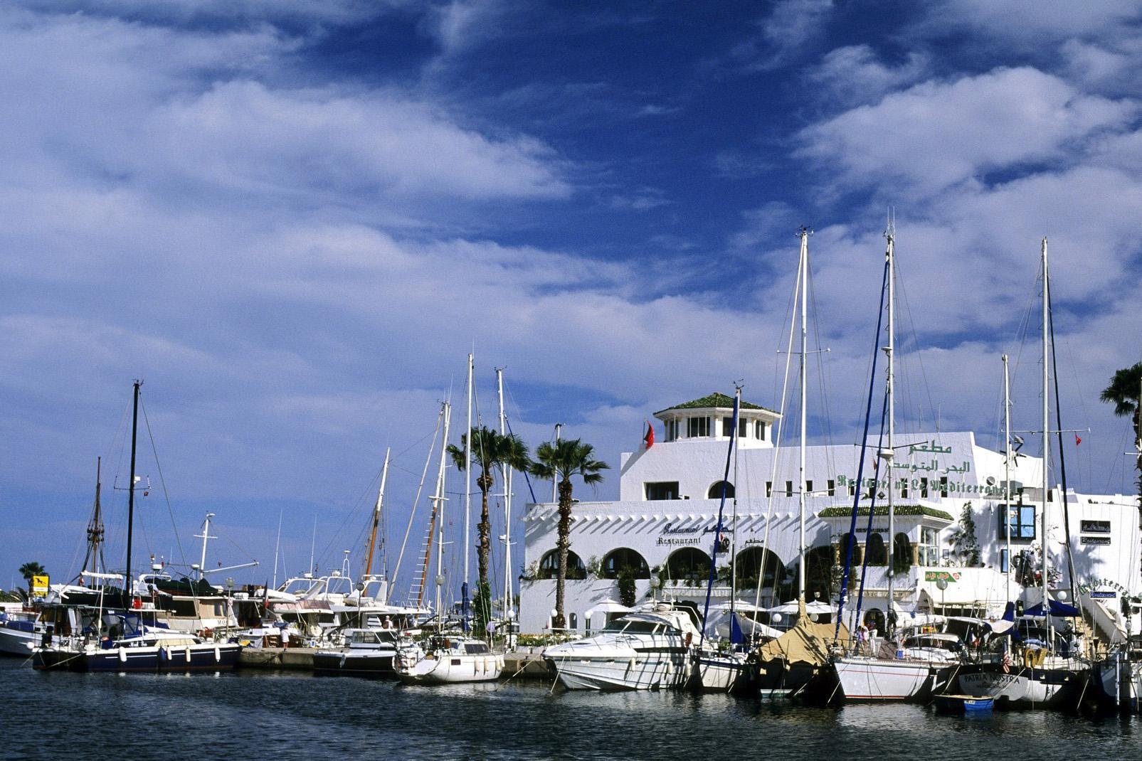 Über Port El Kantaoui sagt man, dass es das tunesische Saint-Tropez ist. Die Atmosphäre ist angenehm schick, ohne Schnickschnack und enormen Andrang, und im Hafen laufen sowohl Jachten, als auch Schiffe für eintägige Ausflüge an. Port El Kantaoui empfiehlt sich wegen seines Charmes, der guten Stimmung in der Hauptsaison und wegen der Strände, die zu den schönsten der tunesischen Riviera zählen.Das ...