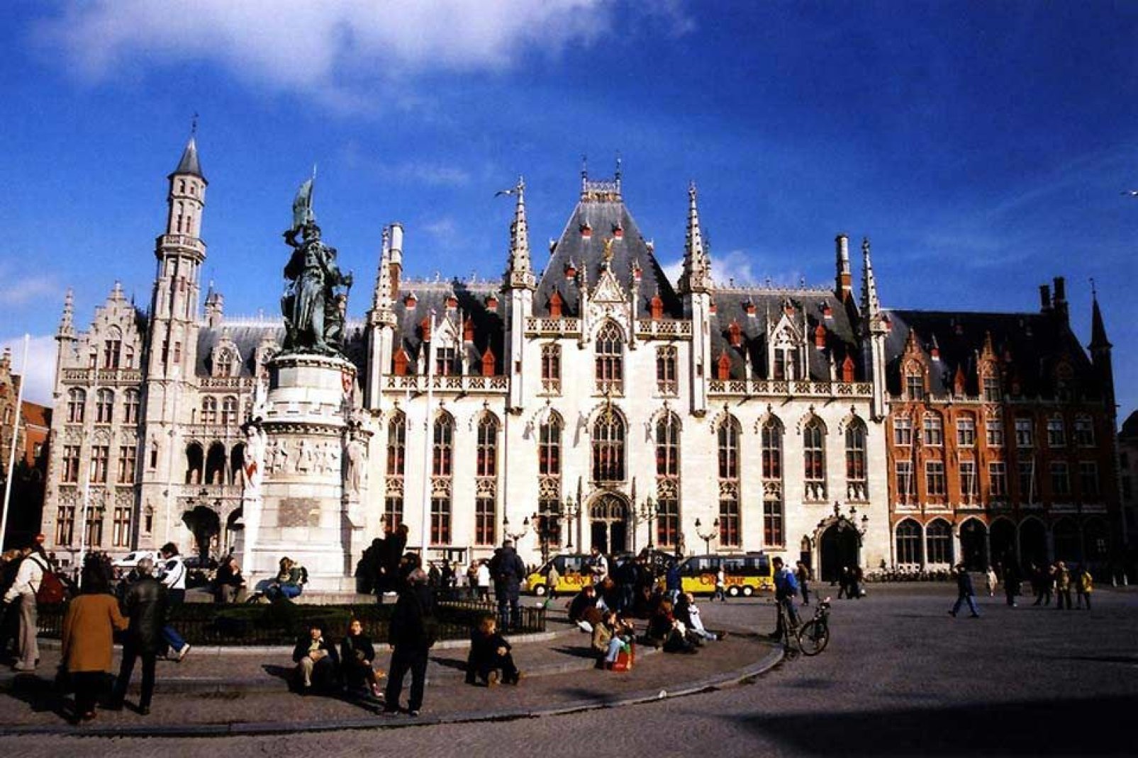Cet édifice qui date de la fin du XIVème siècle est le plus ancien de Flandres. Son architecture caractéristique du style flamand impressionne les visiteurs.