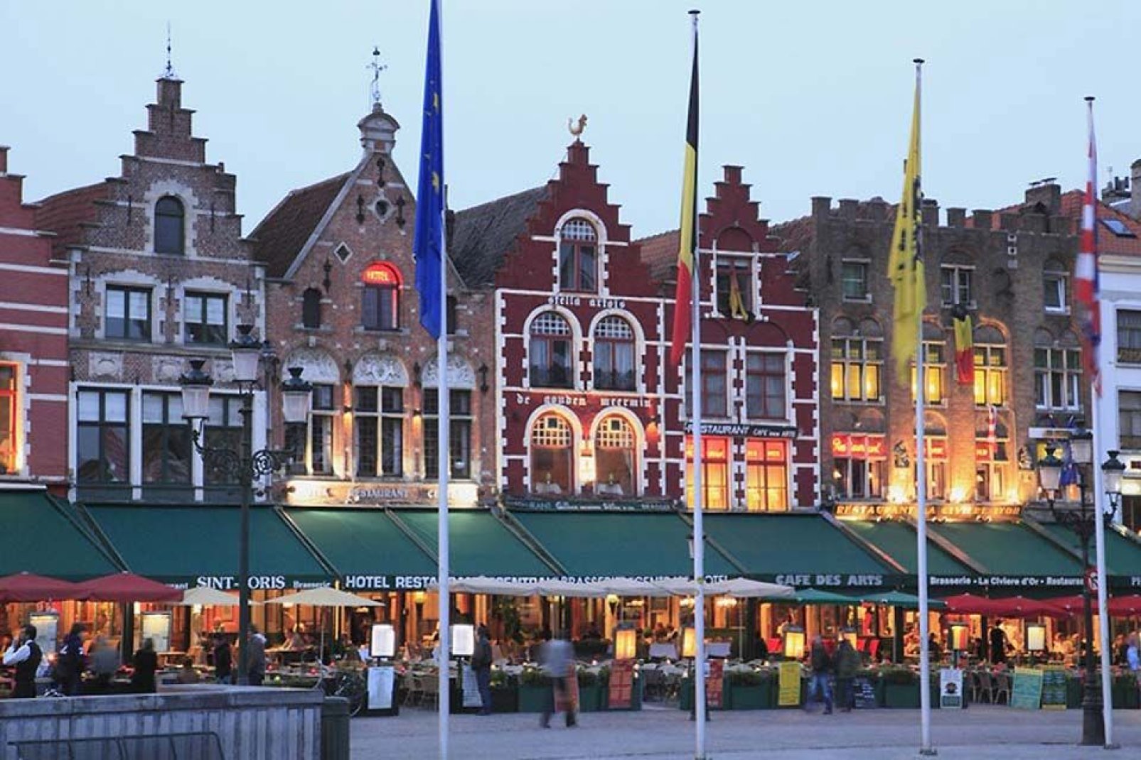 La Grand-Place o piazza del mercato è circondata da abitazioni nel tipico stile fiammingo.