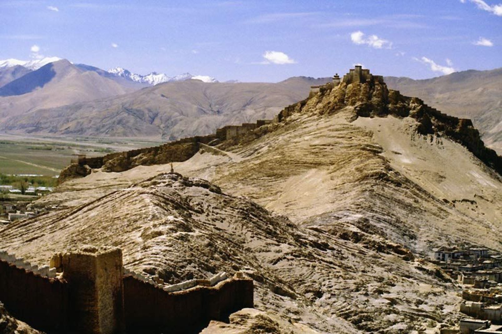 Gyantse, situada a 3977 metros de altitud, está atravesada por la Friendship Highway que la conecta con Katmandú y Lhasa.