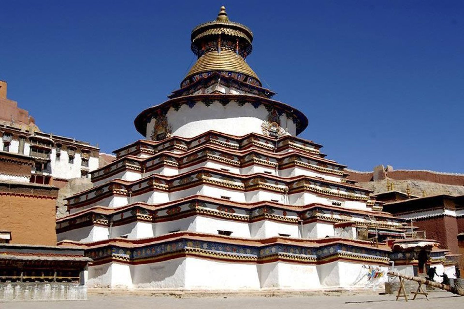The city's main attraction is the Palkhor Chode Monastery, which dates back to the year 1418.