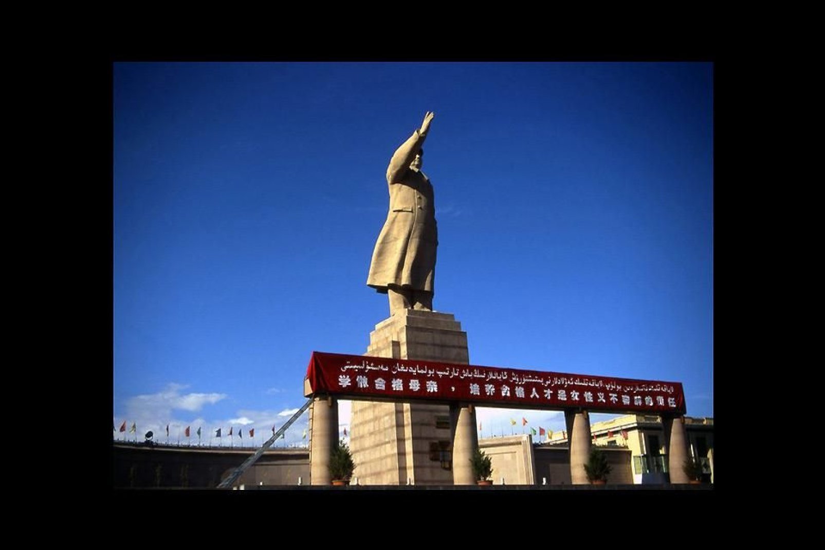 Diese 18 m hohe Statue wurde zu Ehren von Mao Tse-Tung aufgestellt und ist eine der letzten dieser Art in China.