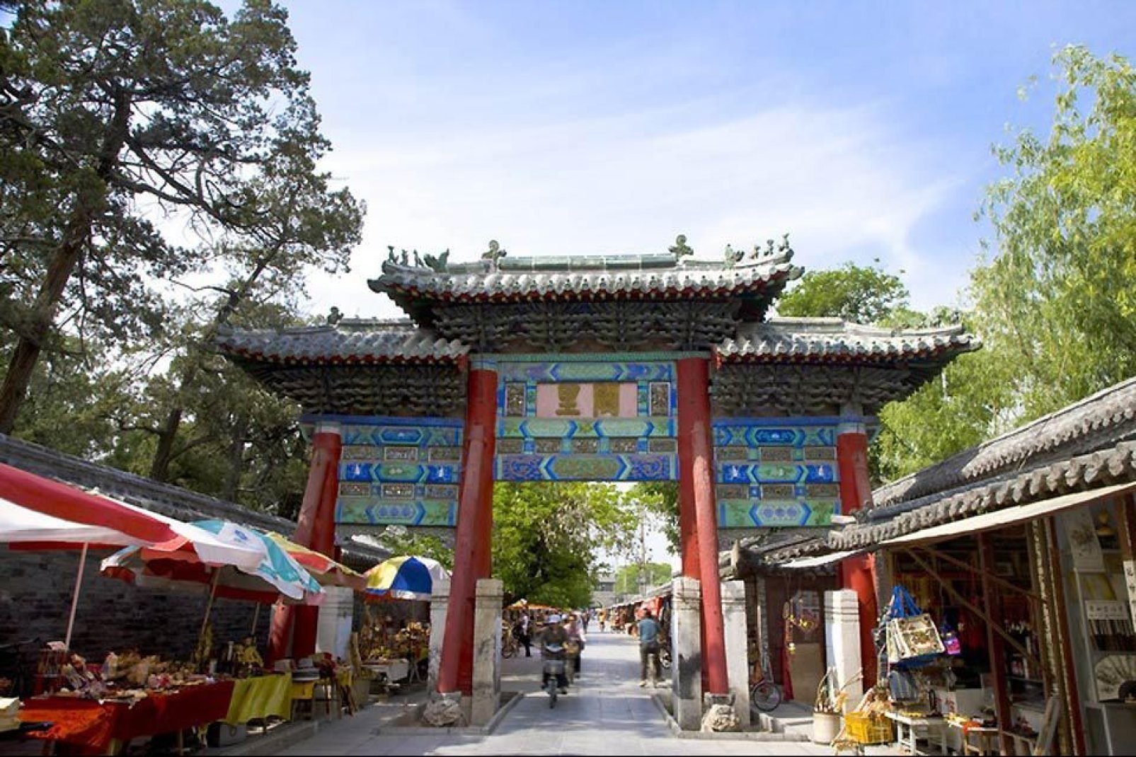 Presso il cimitero si trovano le tombe di Confucio e di oltre 100.000 dei suoi discendenti.