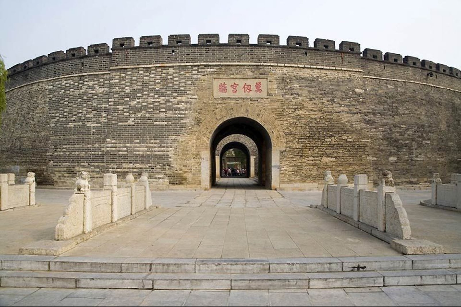 Dietro a questa fortezza si trovano il tempio, la residenza e il cimitero dove Confucio fu sepolto.