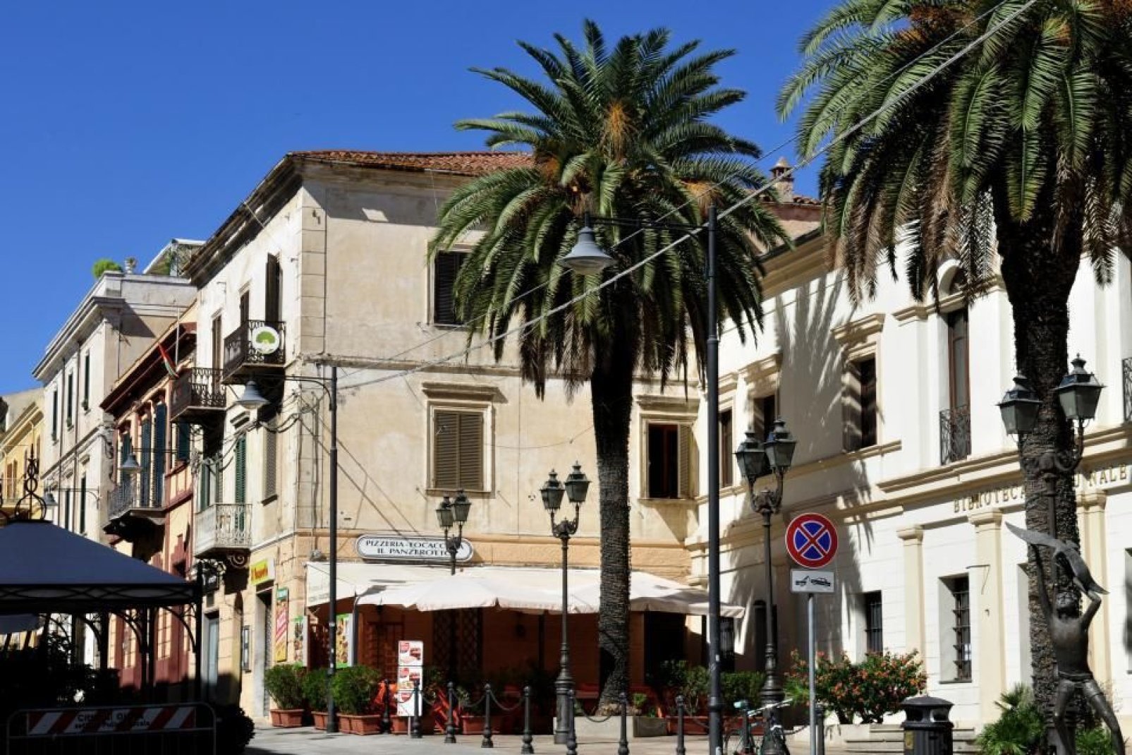 El corso Umberto I constituye la espina dorsal del centro de la ciudad de Olbia. Cuenta con muchas tiendas y restaurantes.