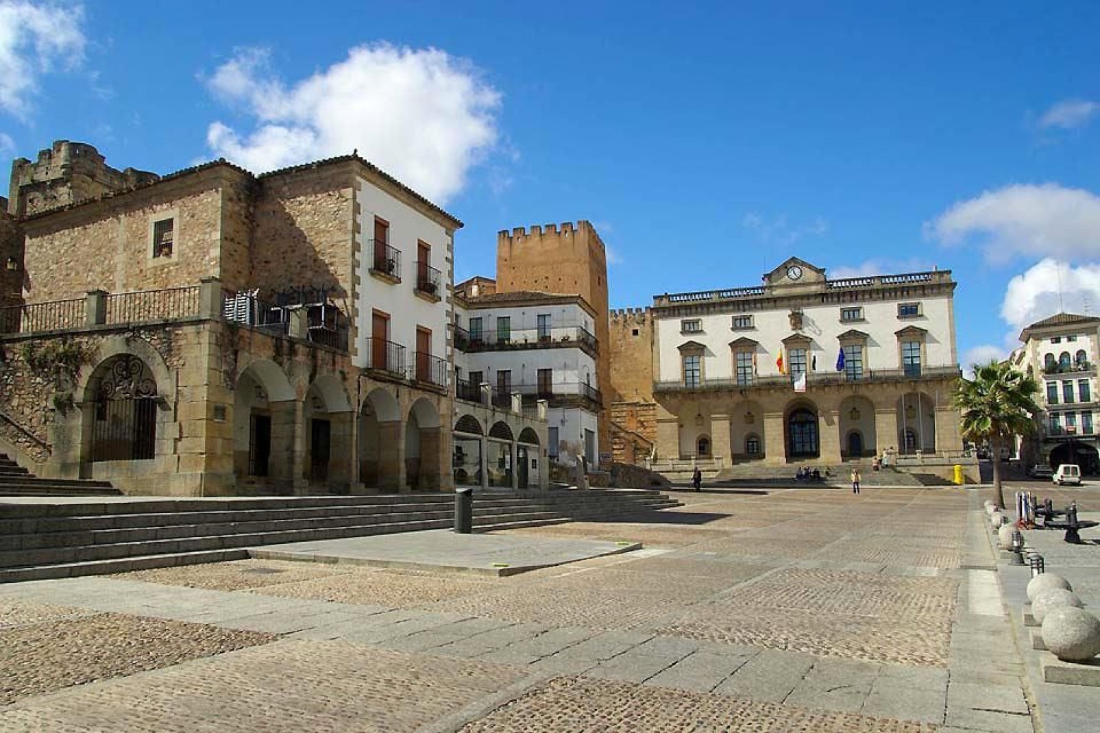 Die Stadt Caceres wurde 1986 aufgrund ihrer zahlreichen historischen Monumente zur UNESCO-Weltkultursttte erklrt.