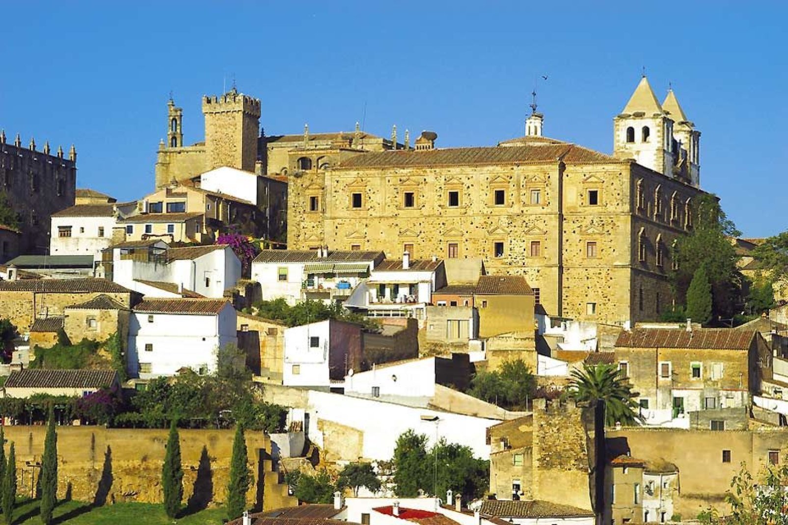 El centro de Cáceres está rodeado de murallas de origen árabe.