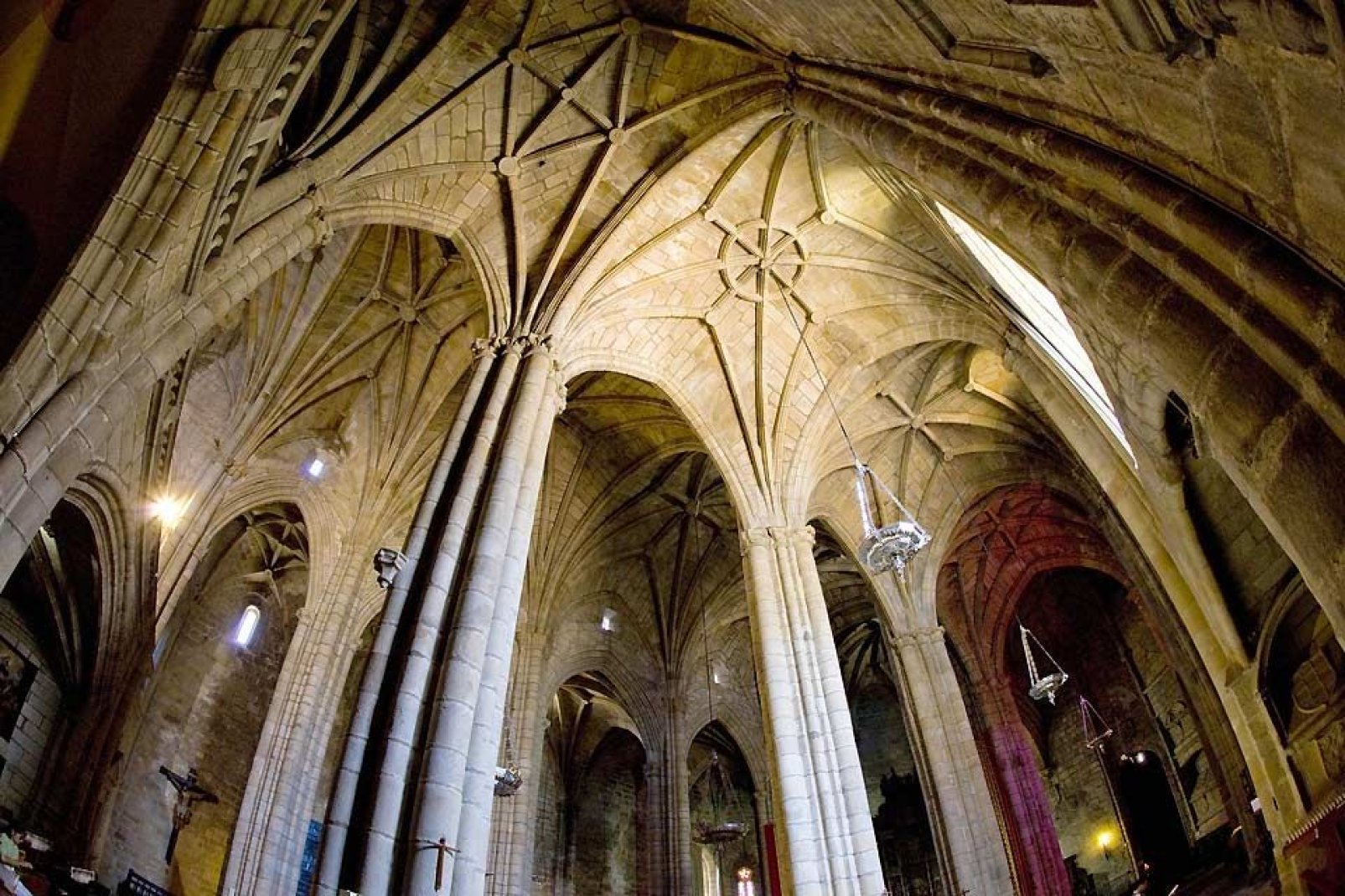 Dieses gotische Bauwerk aus dem 15. Jahrhundert besteht aus 3 Hauptschiffen mit Kreuzrippengewlbedecken.