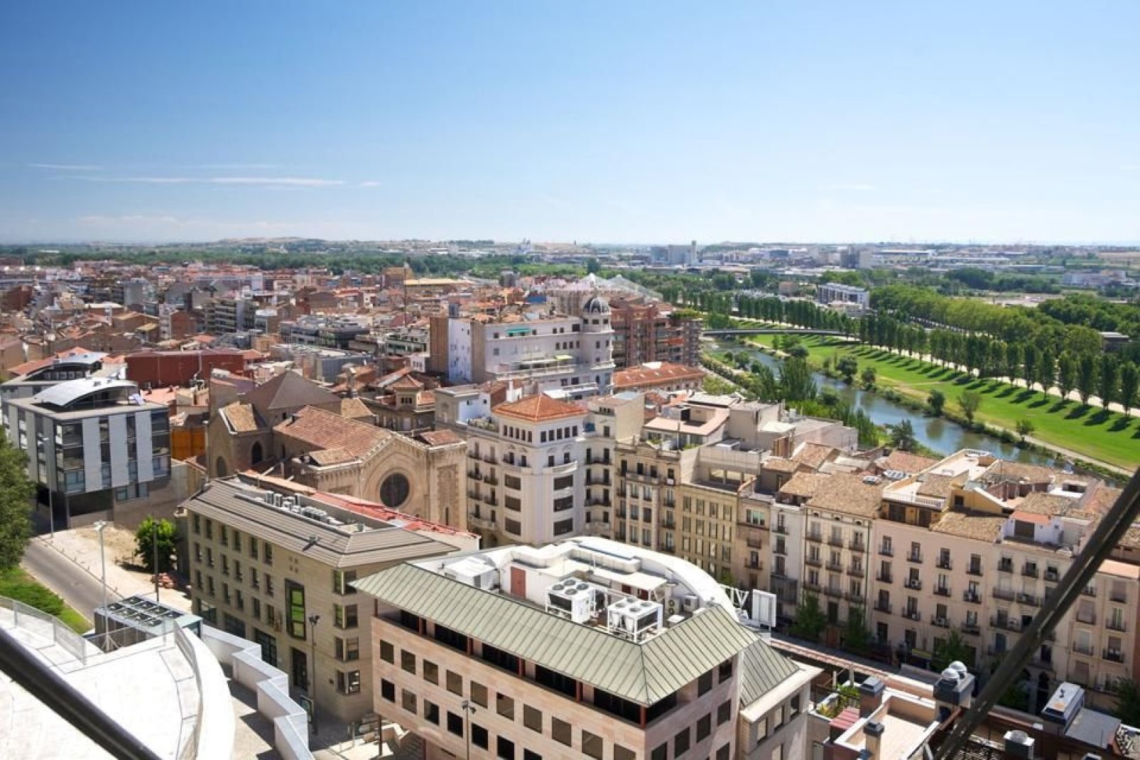 Die Einwohner der Stadt Lleida arbeiten hauptsächlich in den Bereichen Landwirtschaft, Textil- und Chemieindustrie.