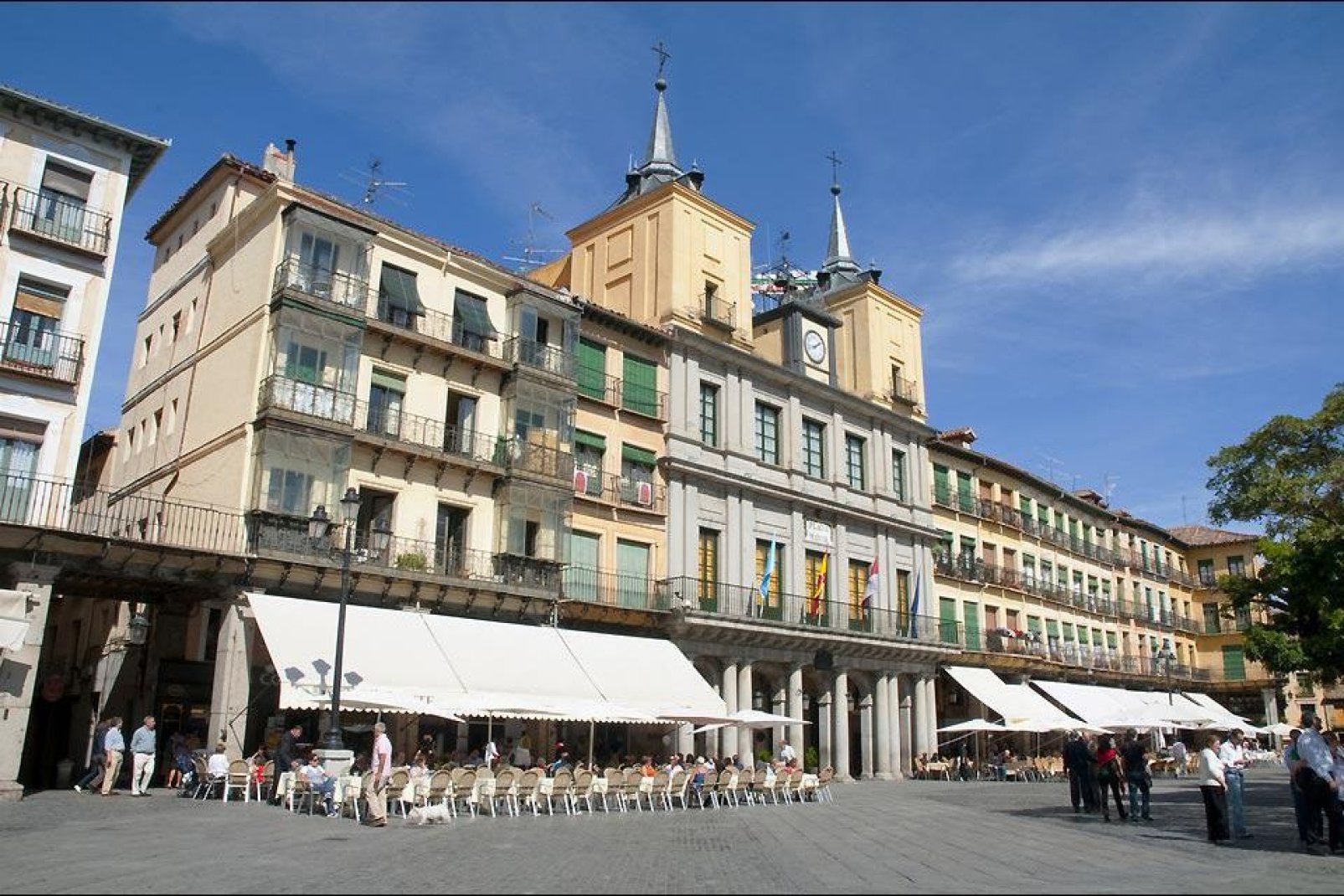 Segovia è la capitale della provincia omonima. È una delle principali città di Castiglia e León. Si trova a un centinaio di chilometri da Madrid.