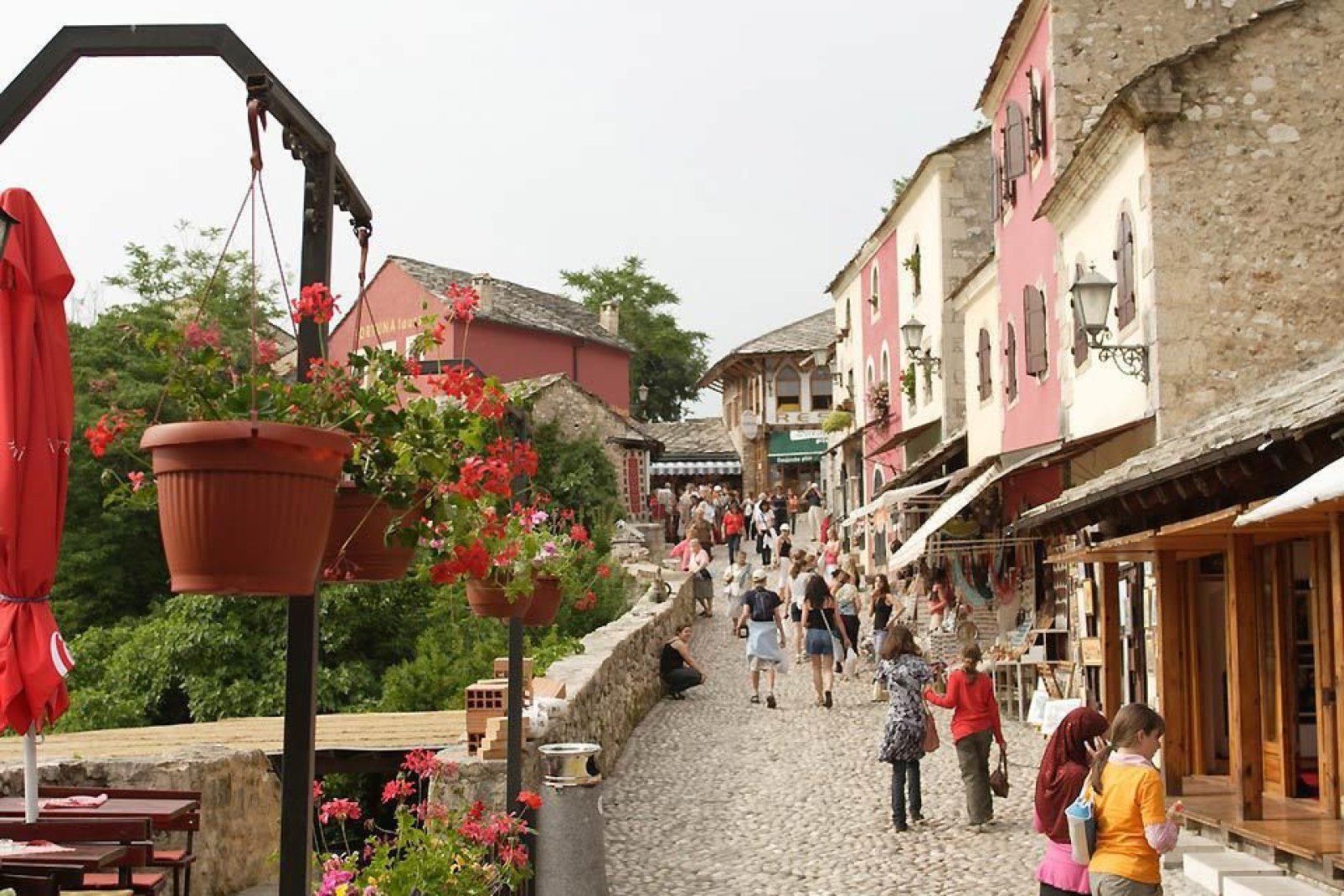 La stradina lastricata che conduce allo Stari Most è ormai da qualche anno molto frequentata dai turisti e offre numerosi negozi di souvenir.