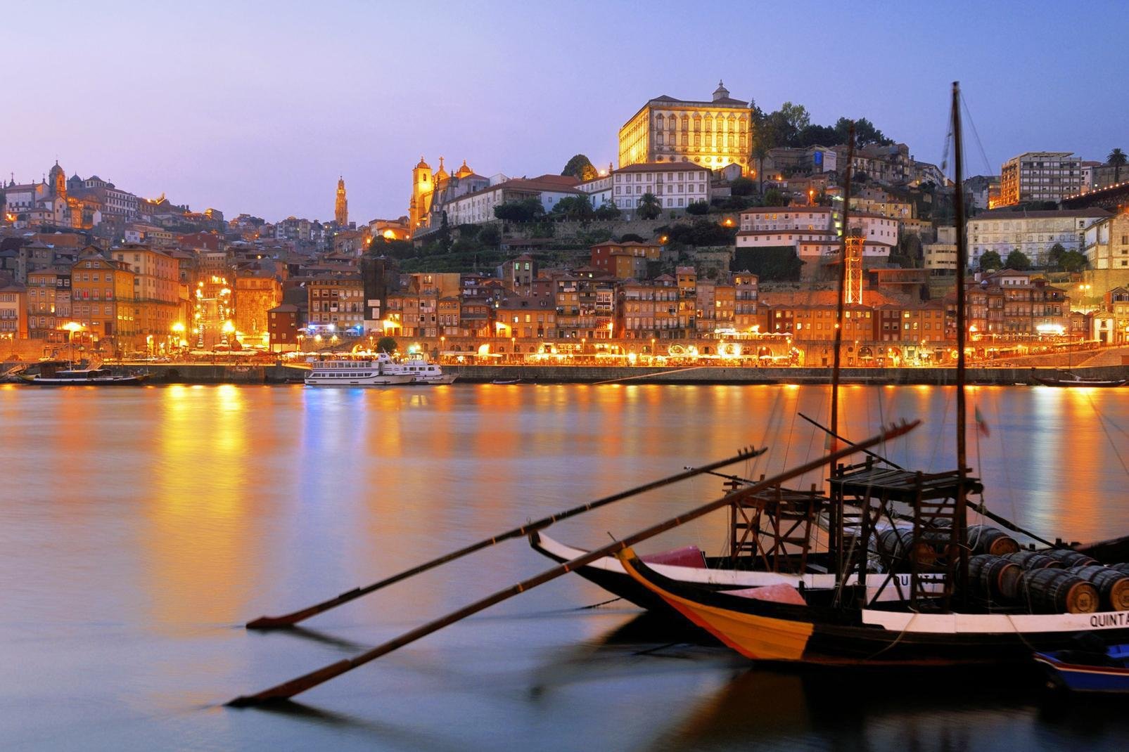 Die zweitgrößte Stadt Portugals ist weniger umworben als die Hauptstadt Lissabon. Und doch mangelt es Porto nicht an Vorzügen, die man bei Spaziergängen durch die angenehm überschaubare Altstadt entdecken kann. Man kann durch enge gepflasterte Gassen flanieren, in barocken Kirchen verweilen, durch Parks oder am Fluss entlang spazieren sowie in den äußerst angesagten Vintage-Boutiquen einkaufen. Eine ...