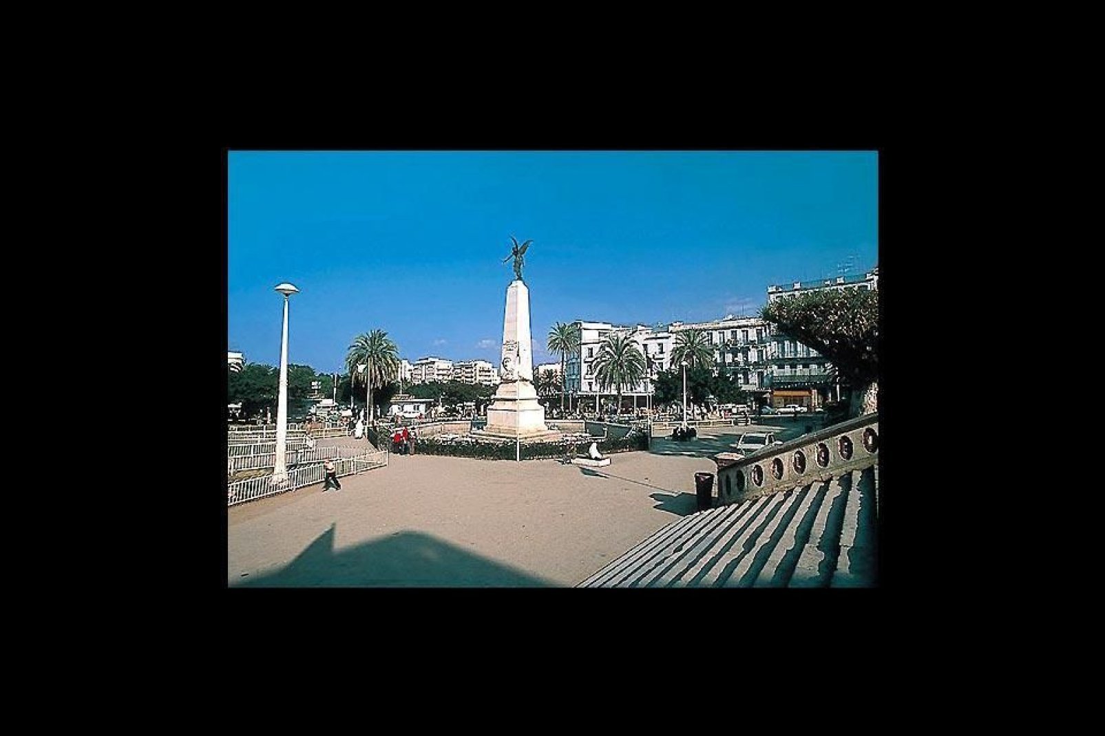 In piazza Primo Novembre si trova il Teatro Nazionale algerino, teatro lirico.