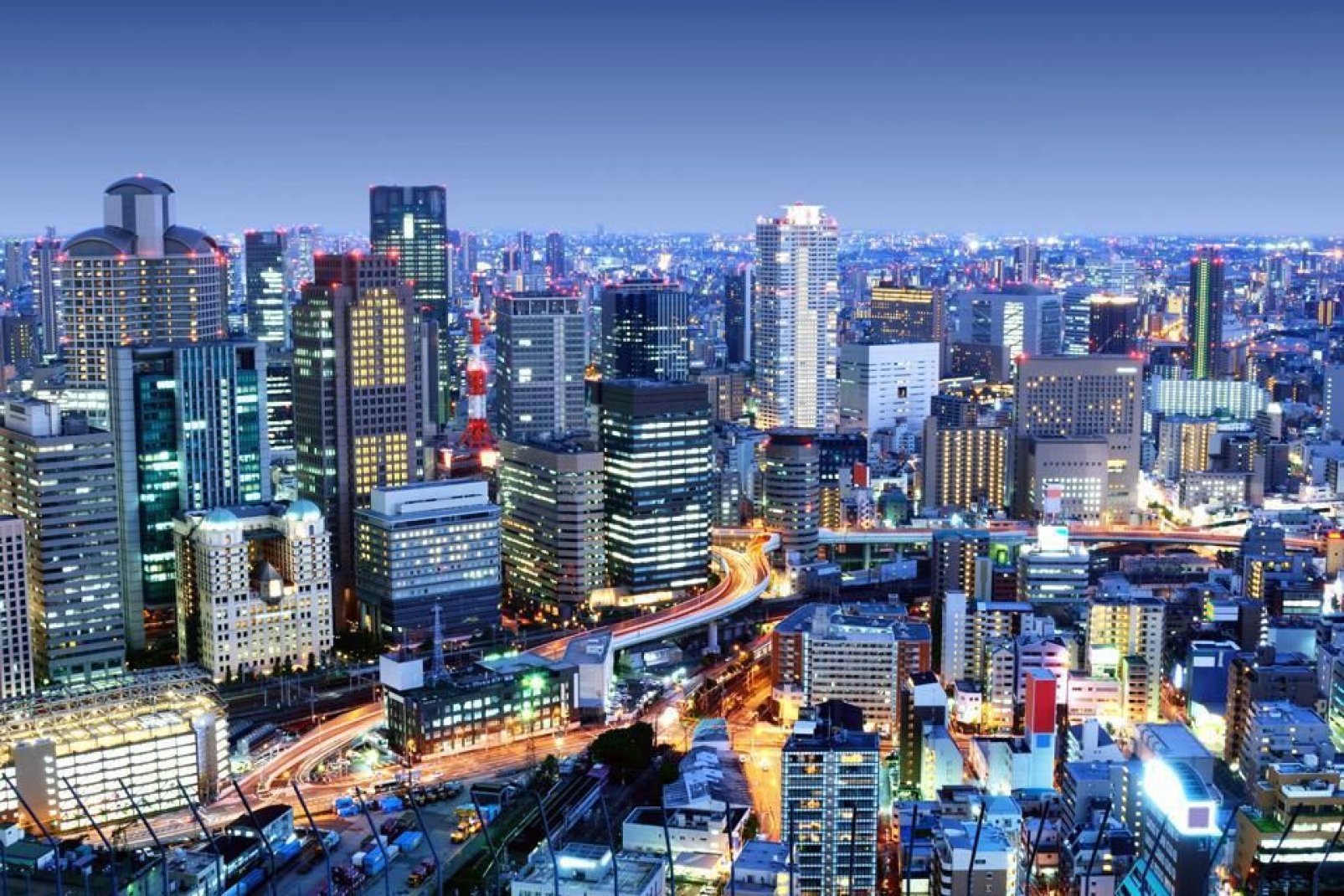 Malgré son architecture moderne, Osaka a conservé un art de vivre qui lui est propre à travers ses restaurants, sa vie nocturne et son dialecte, l'Osaka-ben.