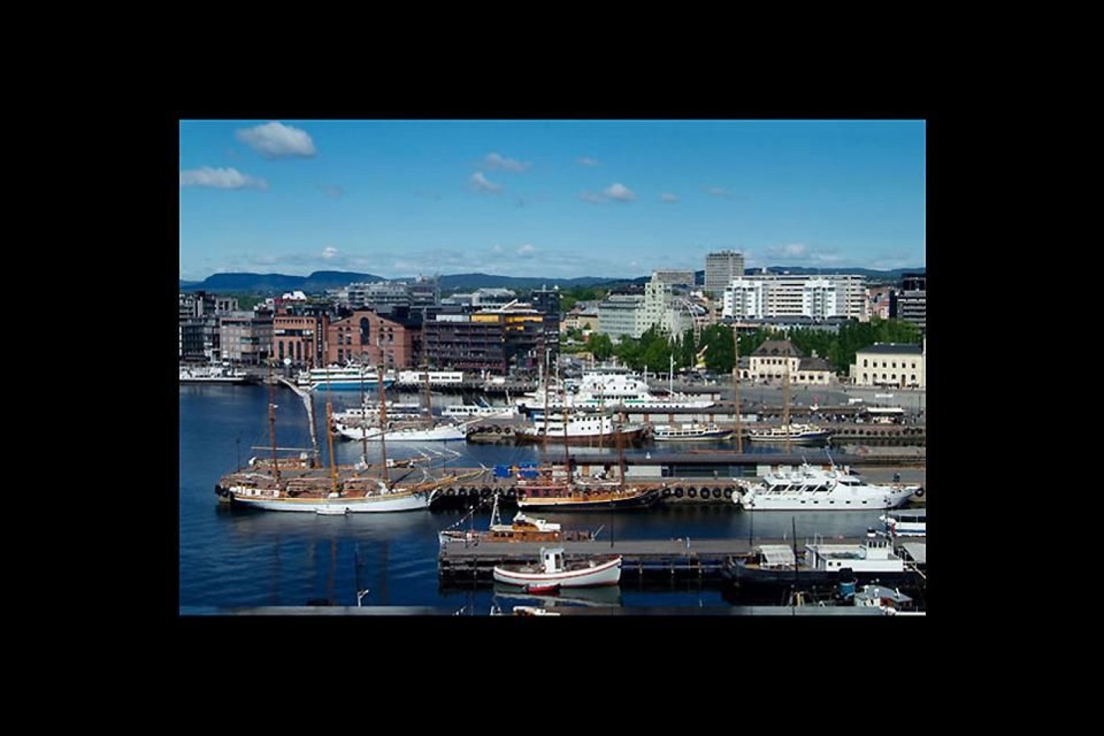 Le port d'Oslo se trouve sur les rives du fjord d'Oslo.