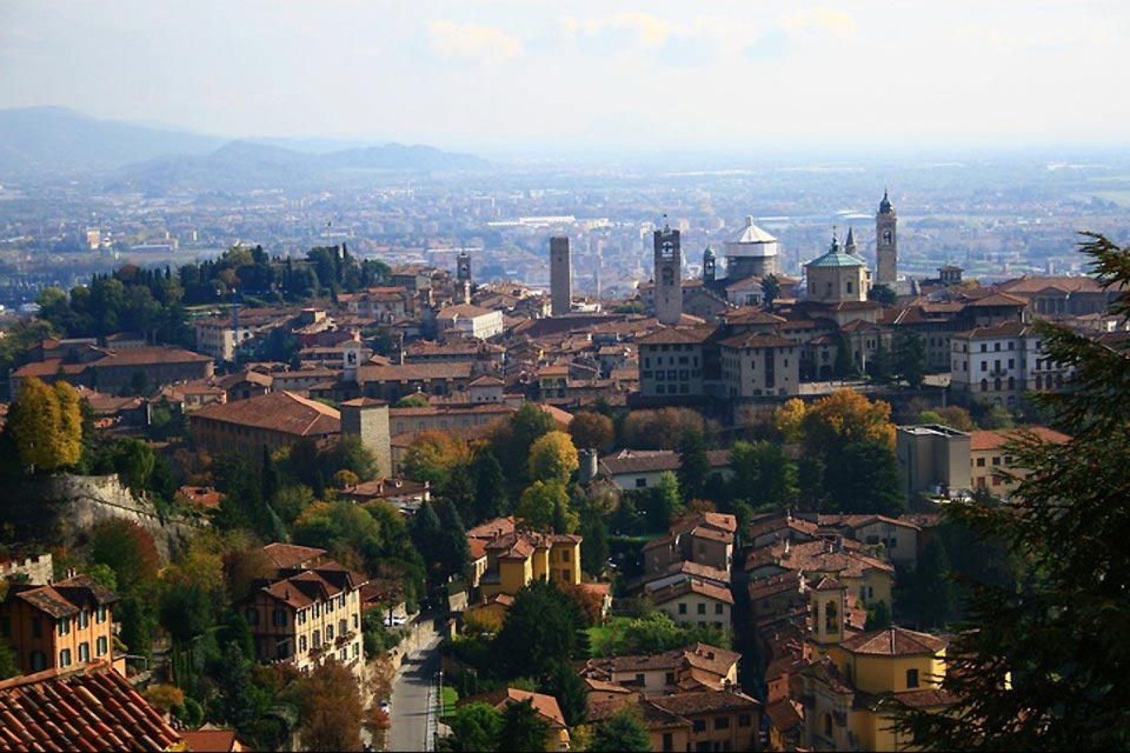 Die Stadt Bergamo, die zwischen der Tiefebene und den Anhöhen der Bergamasker Alpen angesiedelt ist, besteht aus zwei klar abgetrennten Teilen: die Oberstadt mit dem historischen Zentrum und die moderne Unterstadt.