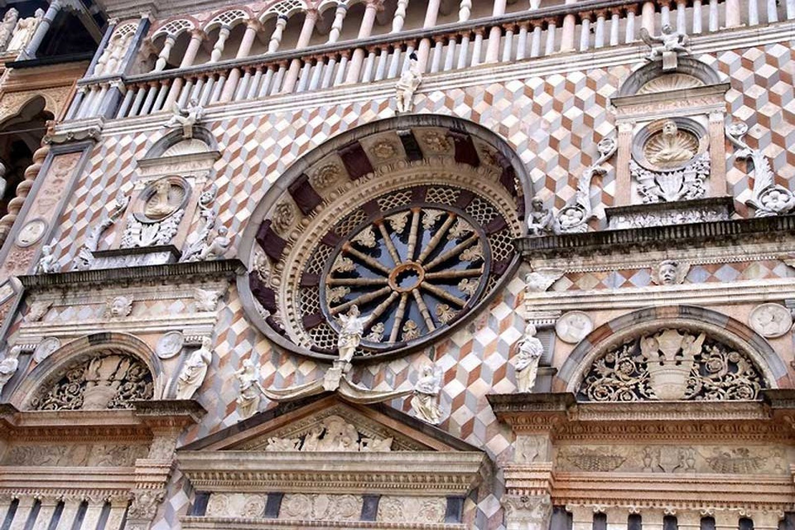La rinascimentale Cappella Colleoni, addossata alla basilica  di Santa Maria Maggiore, fu fatta costruire da Bartolomeo Colleoni come mausoleo per sè e per la figlia
