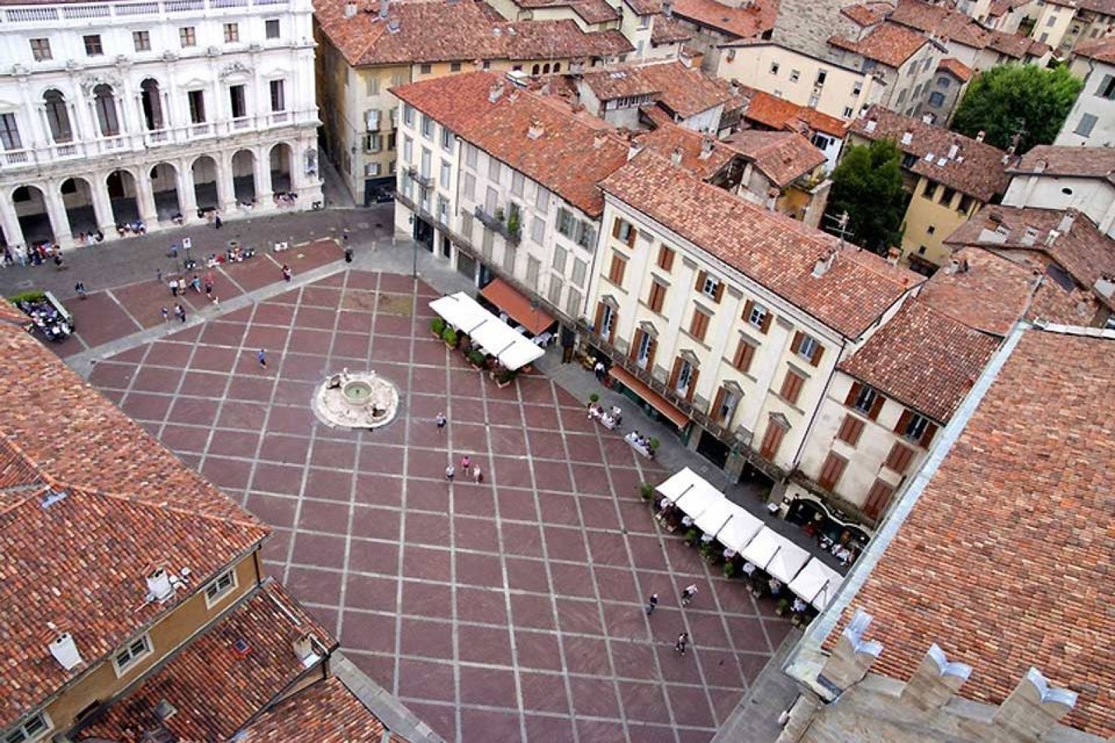 La Piazza Vecchia, construida en el siglo XIV, es el símbolo de la ciudad. En ella se erigen el palacio de la Ragione, símbolo del período de las ciudades-estado, el «Campanone» y el «Domus Suardorum».